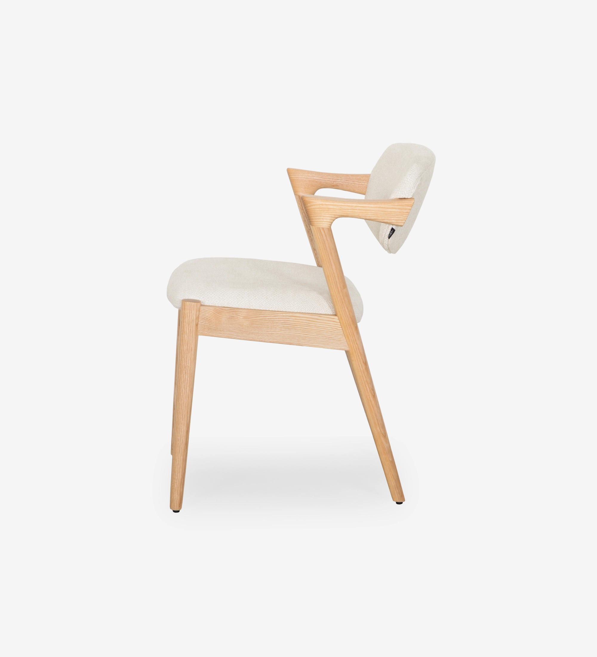 Cadeira Elba em madeira clara com estofos creme, vista lateral