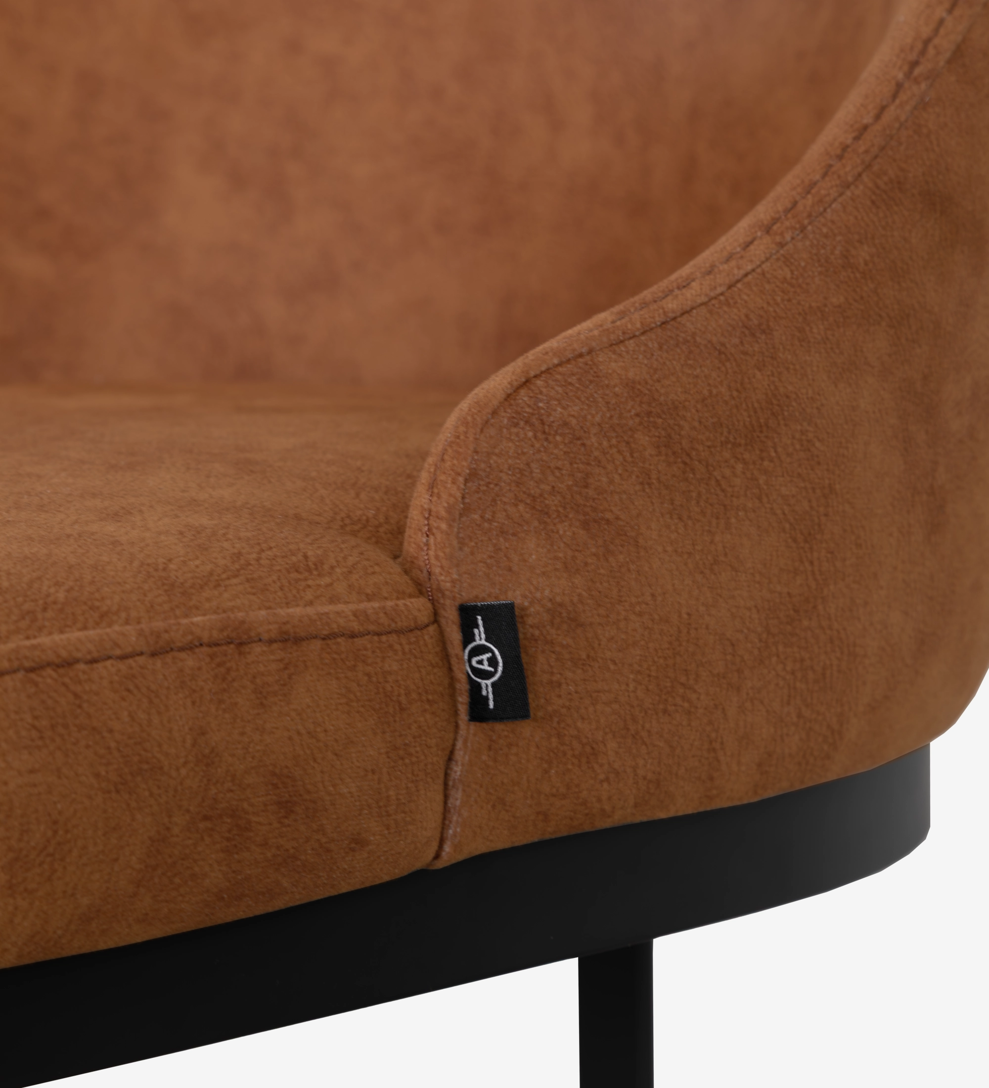 Taburete Mónaco, detalle del asiento marrón de ante con etiqueta negra y base metálica