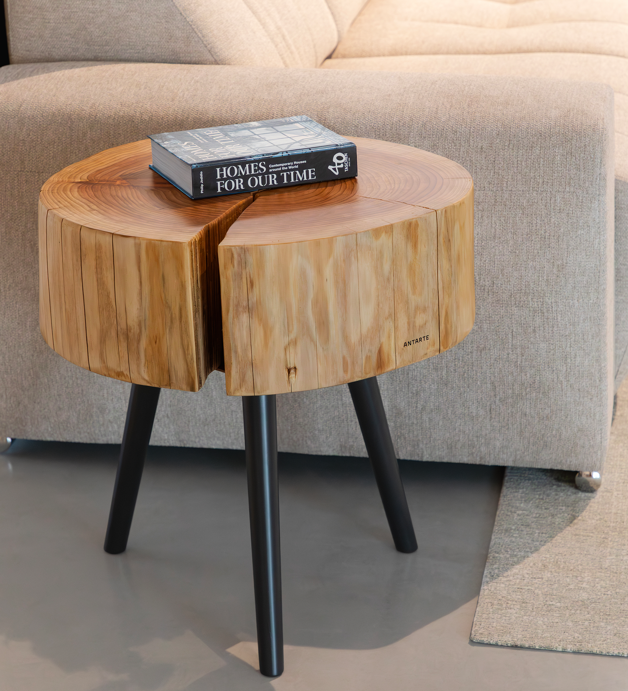 Table d'Appui Tronc en rondin de bois naturel avec fente, pieds noirs et livre dessus