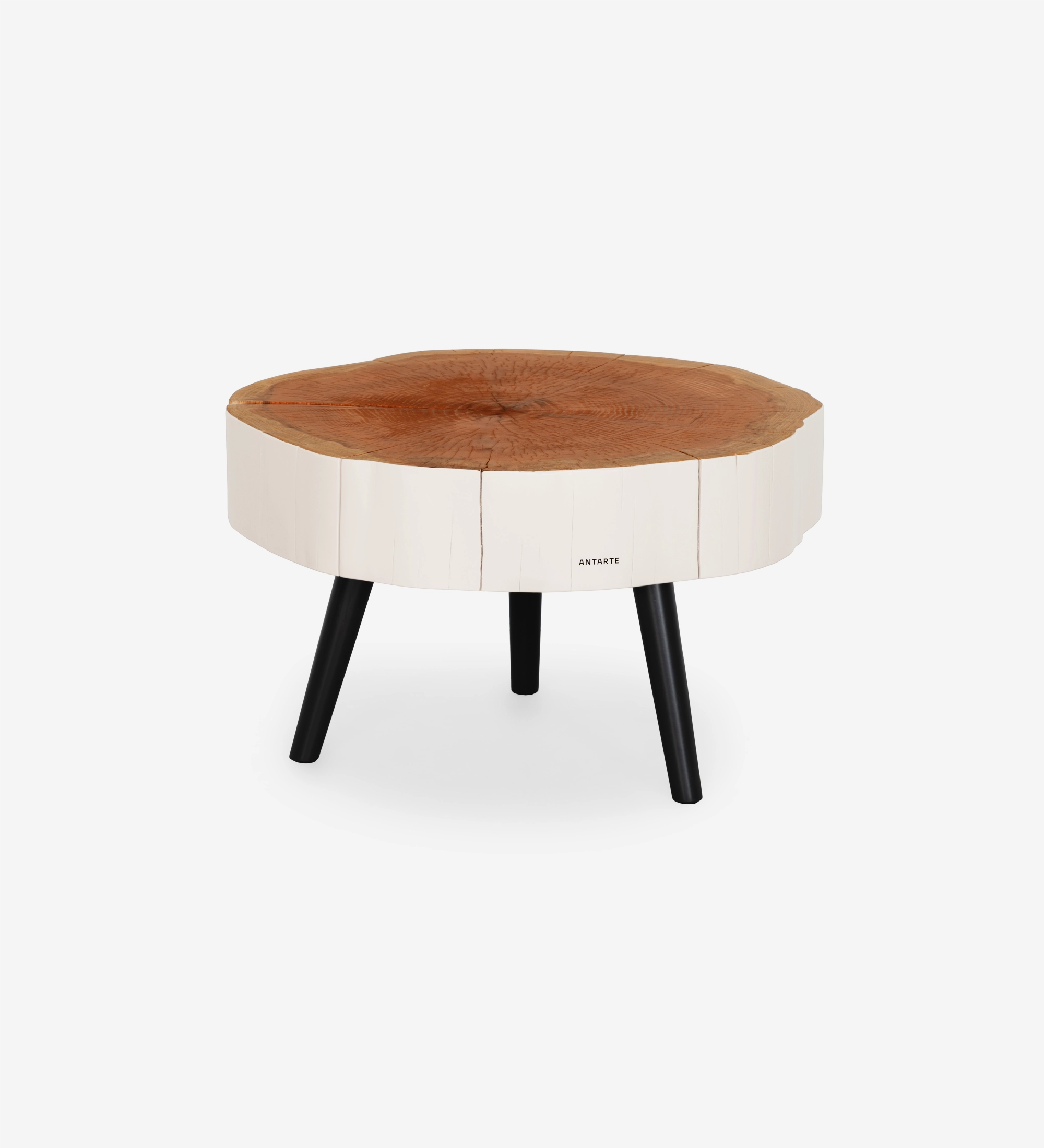 Table basse en tranche de tronc, plateau bois naturel et pieds noirs