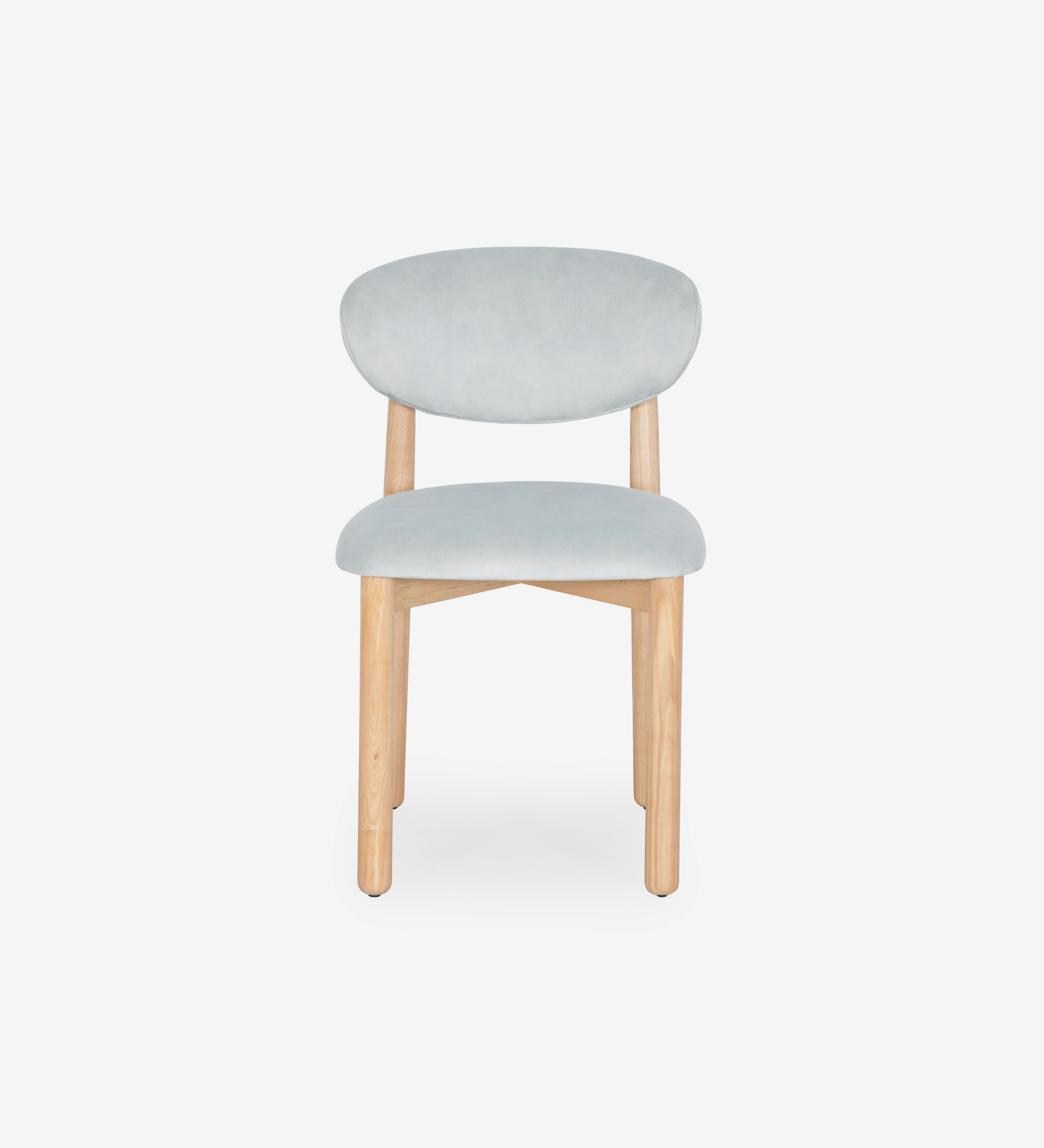 Cadeira Nice com estofado cinzento claro e estrutura de madeira clara, vista frontal