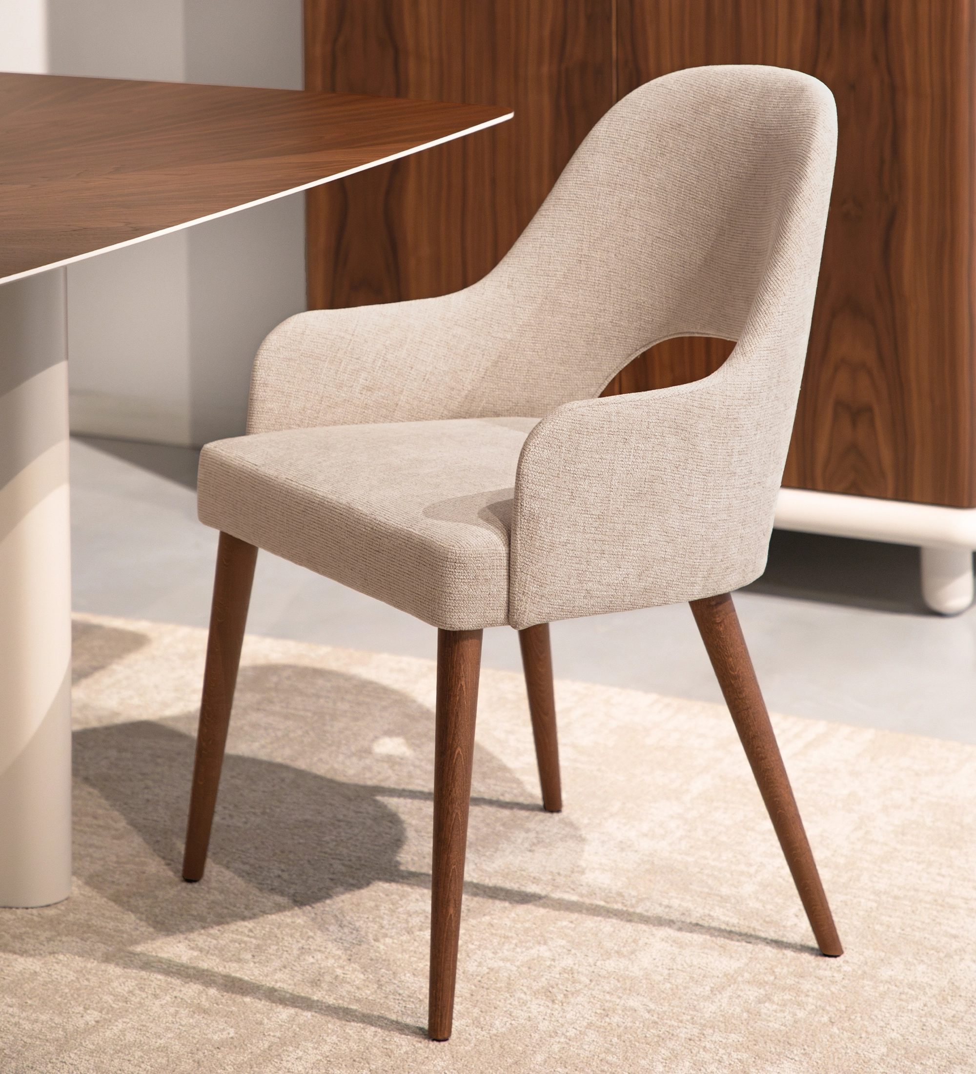 Cadeira Paris estofada bege com apoio de braços e pernas em madeira