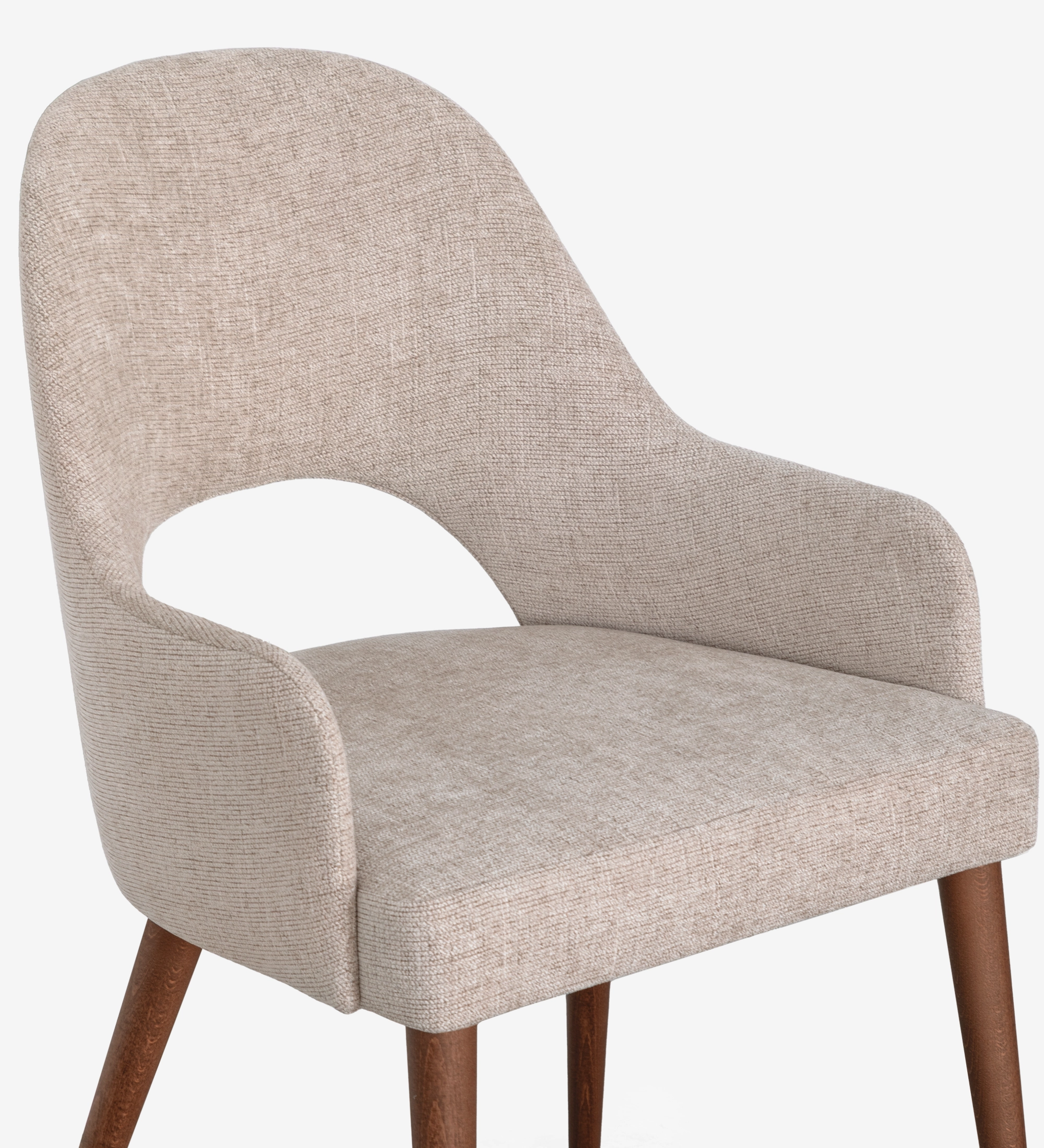 Cadeira Paris estofada bege com encosto recortado, braços curvos e pernas de madeira