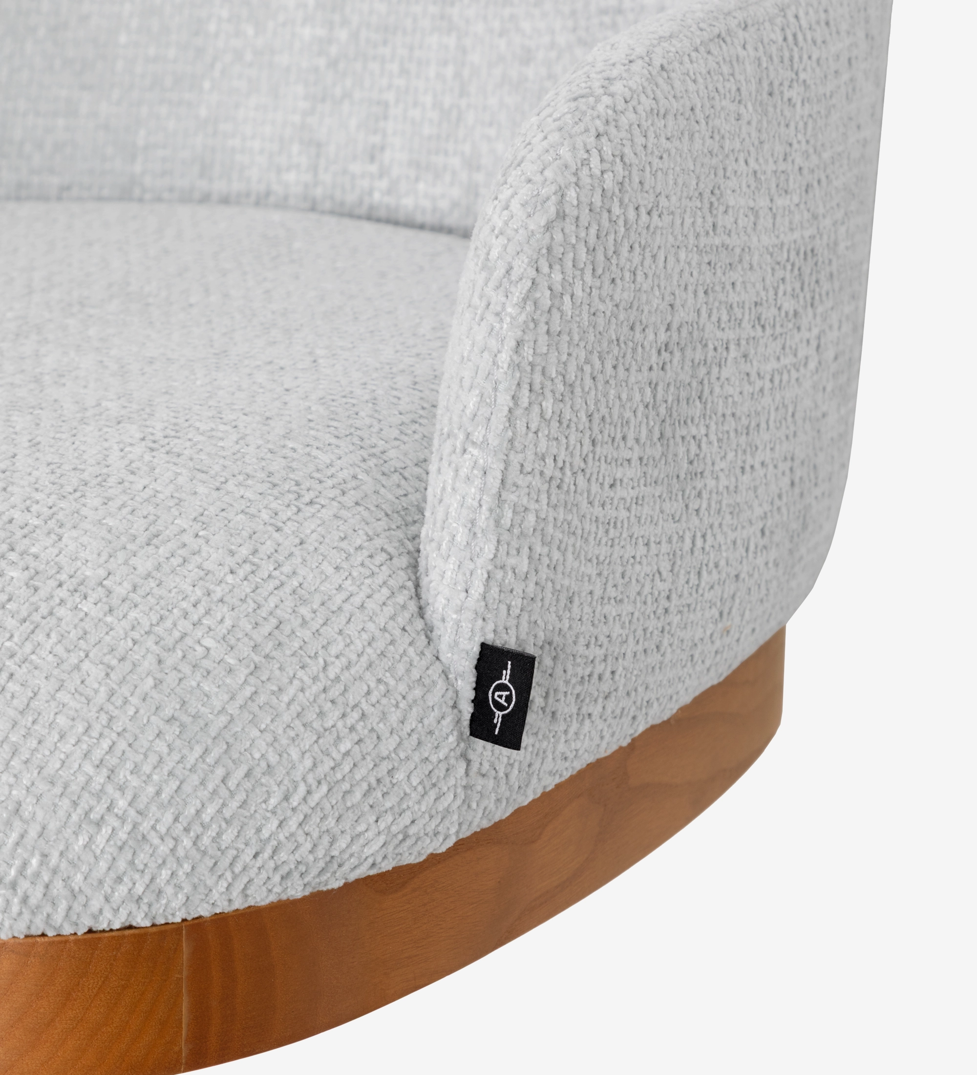 Cadeira de Executivo Cannes com estofado cinzento claro, base em madeira e etiqueta preta