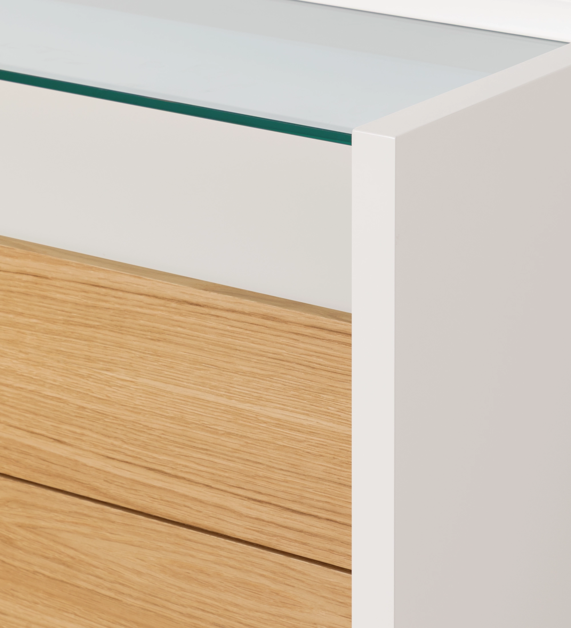 Commode Londres en gros plan avec cadre blanc, tiroirs chêne et plateau en verre