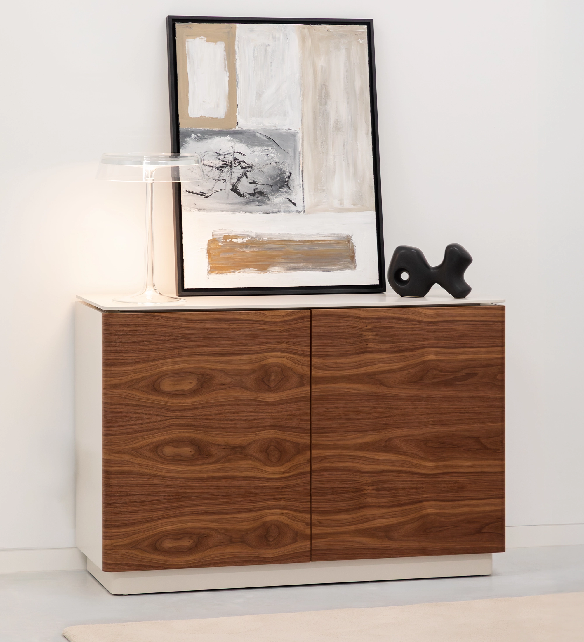 Zapatera Geneve de madera con dos puertas, lámpara y cuadro encima