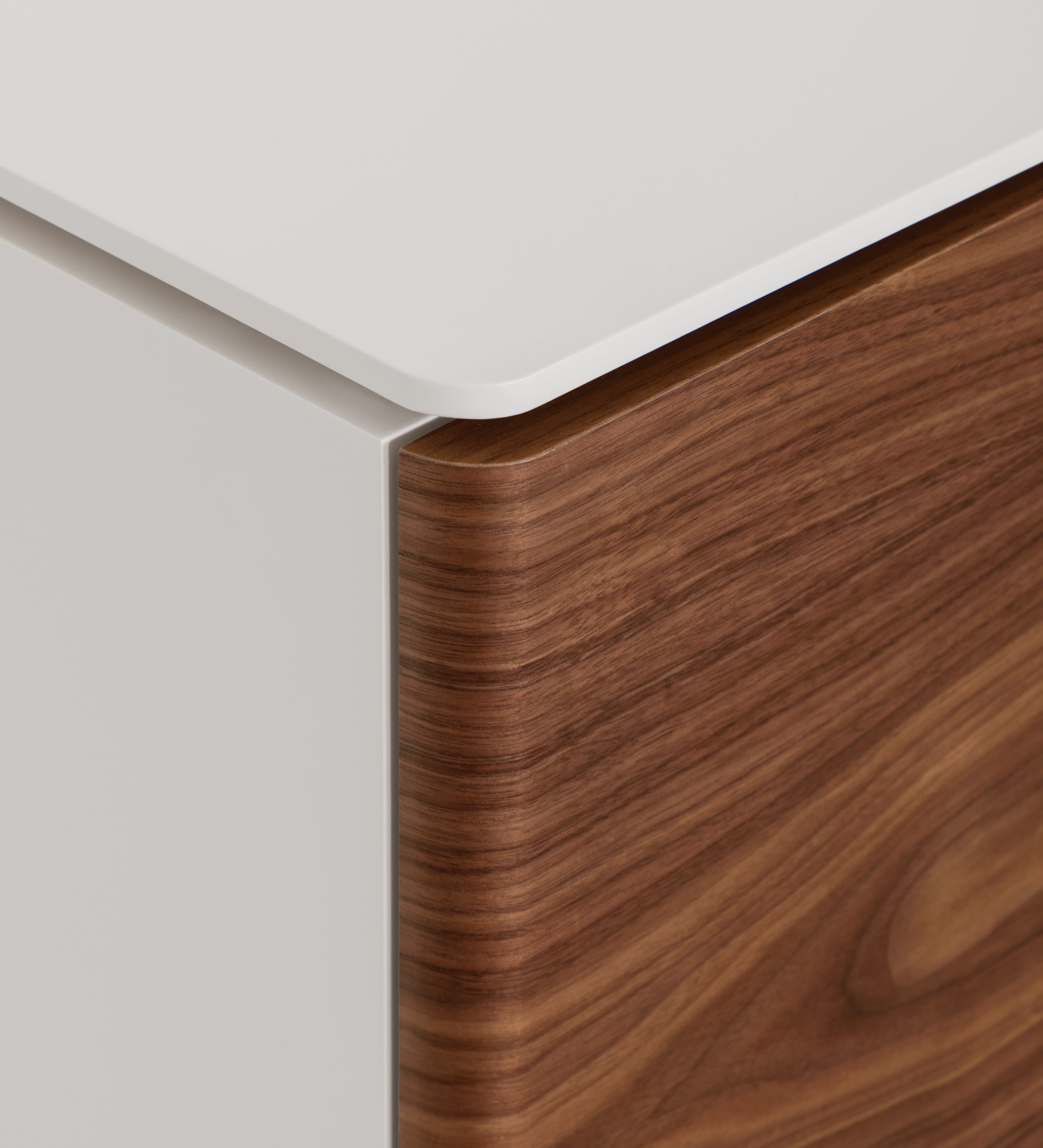 Zapatera Geneve esquina de mueble blanco con frente curvado en madera