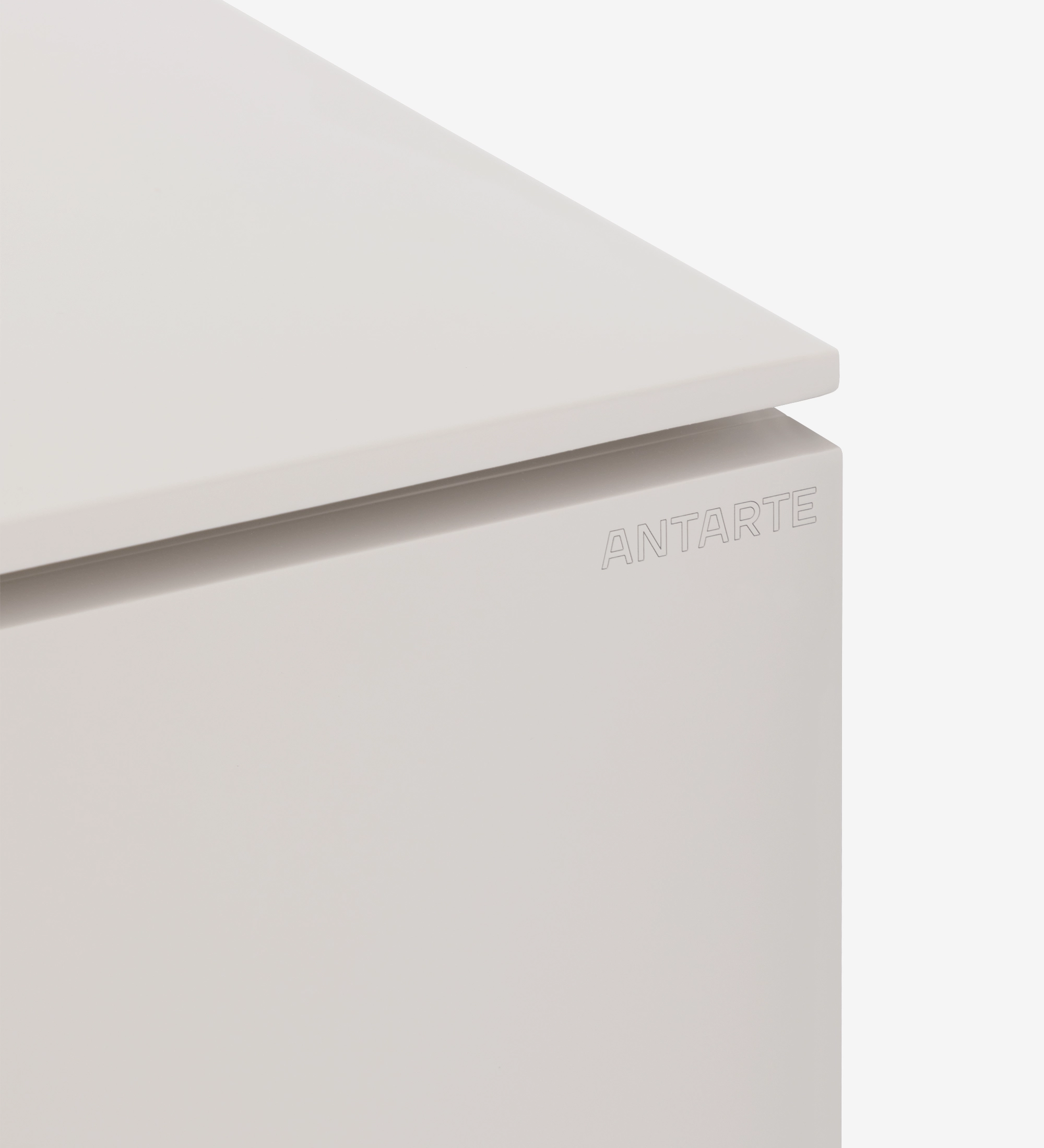 Zapatera Geneve blanca minimalista con esquina y logo Antarte