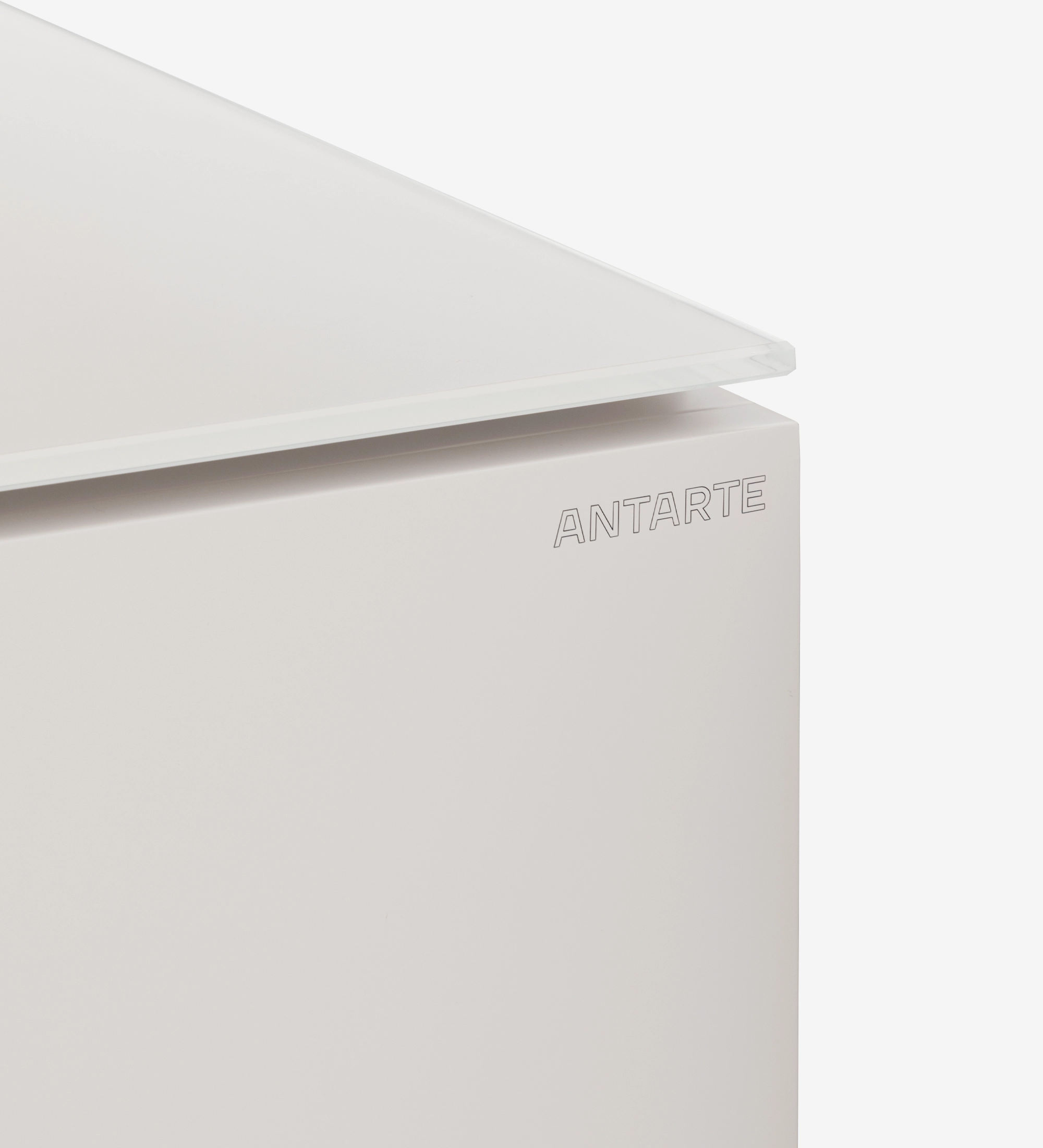 Zapatera Geneve blanca minimalista, detalle de esquina frontal con logotipo ANTARTE