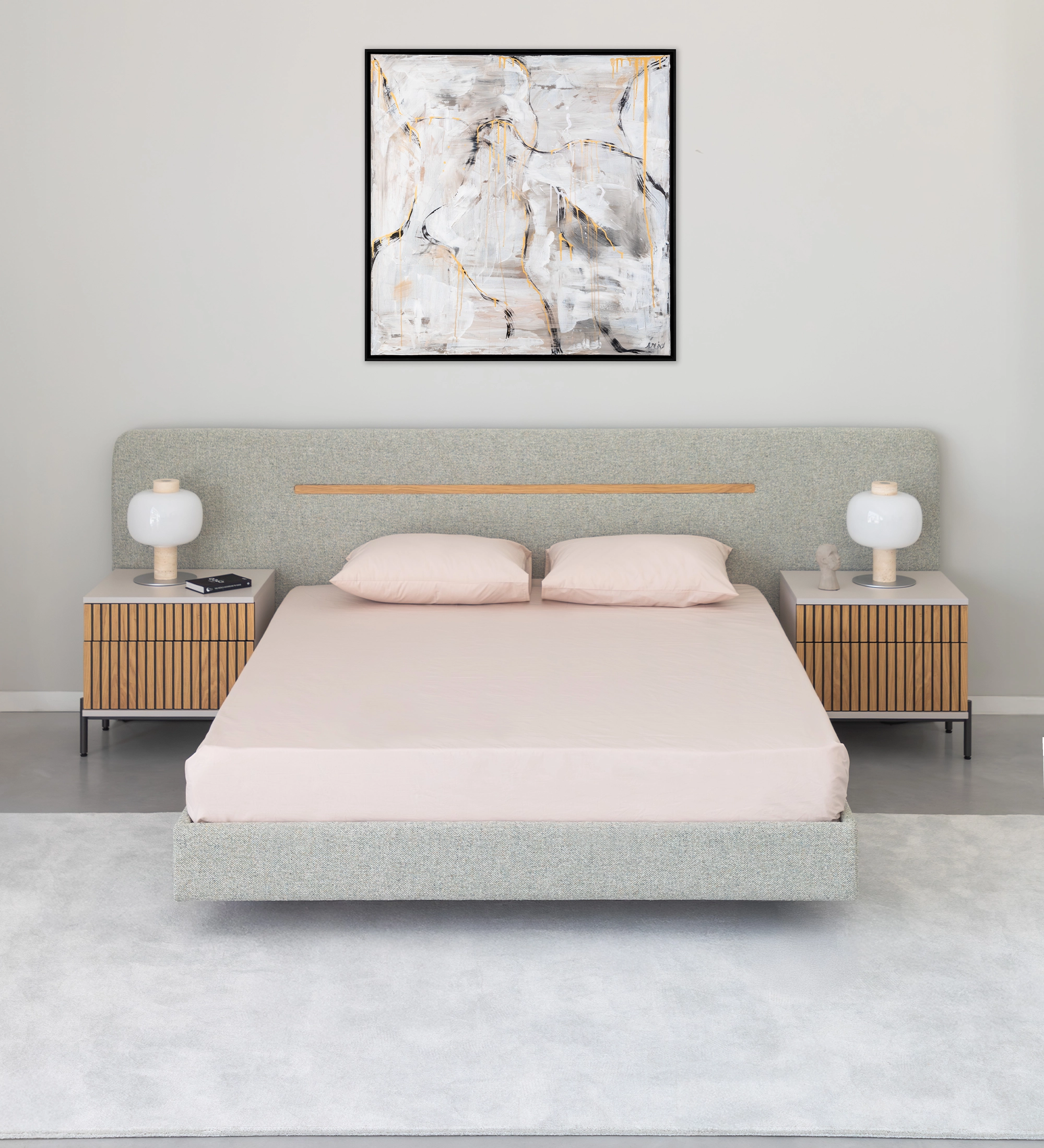 Tapete REFLEX 90 cinzento claro sob cama dupla num quarto minimalista