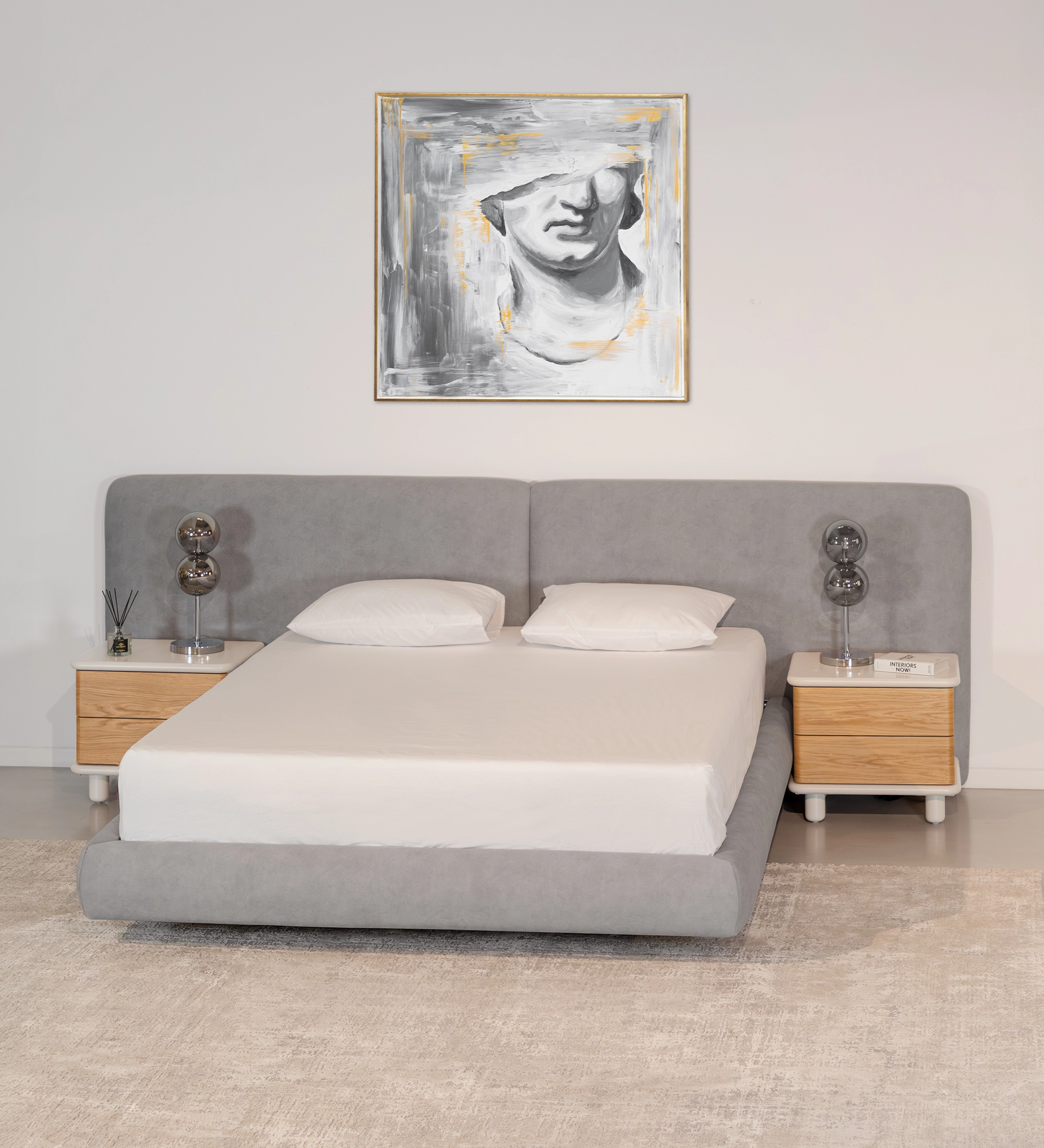 Cama Doble Paris con cabecero tapizado gris y mesitas de noche