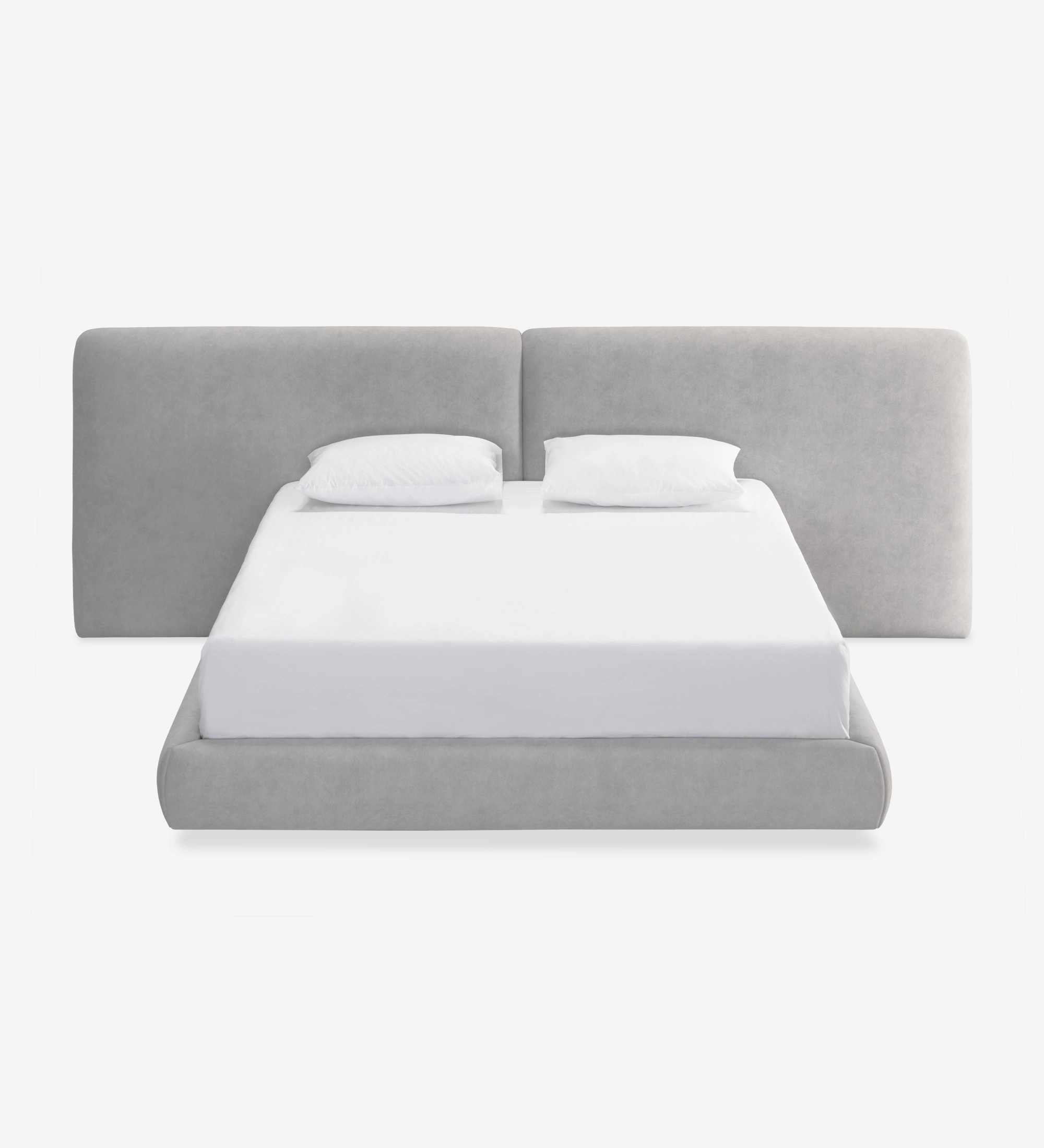 Cama doble tapizada gris con cabecero amplio, ropa blanca y dos almohadas
