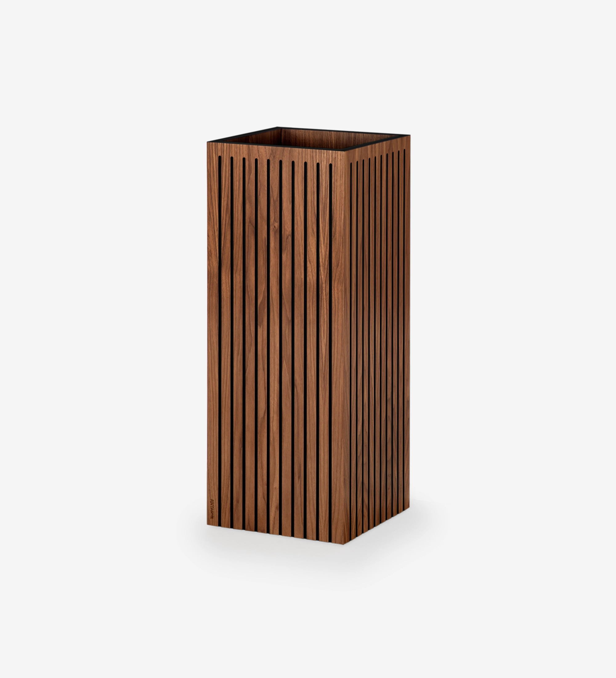 Macetero con frisos, en nogal natural.