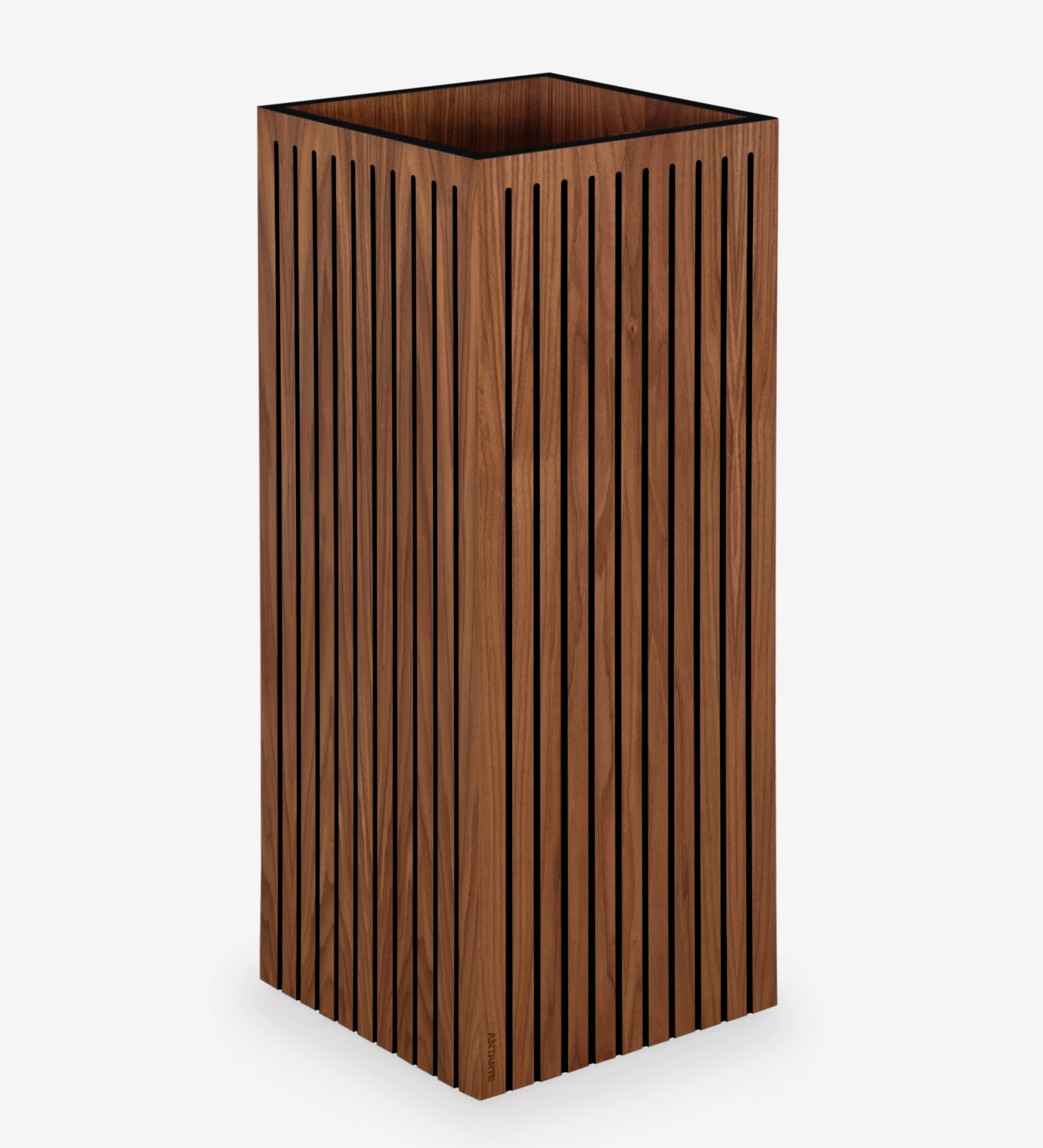 Macetero con frisos, en nogal natural.