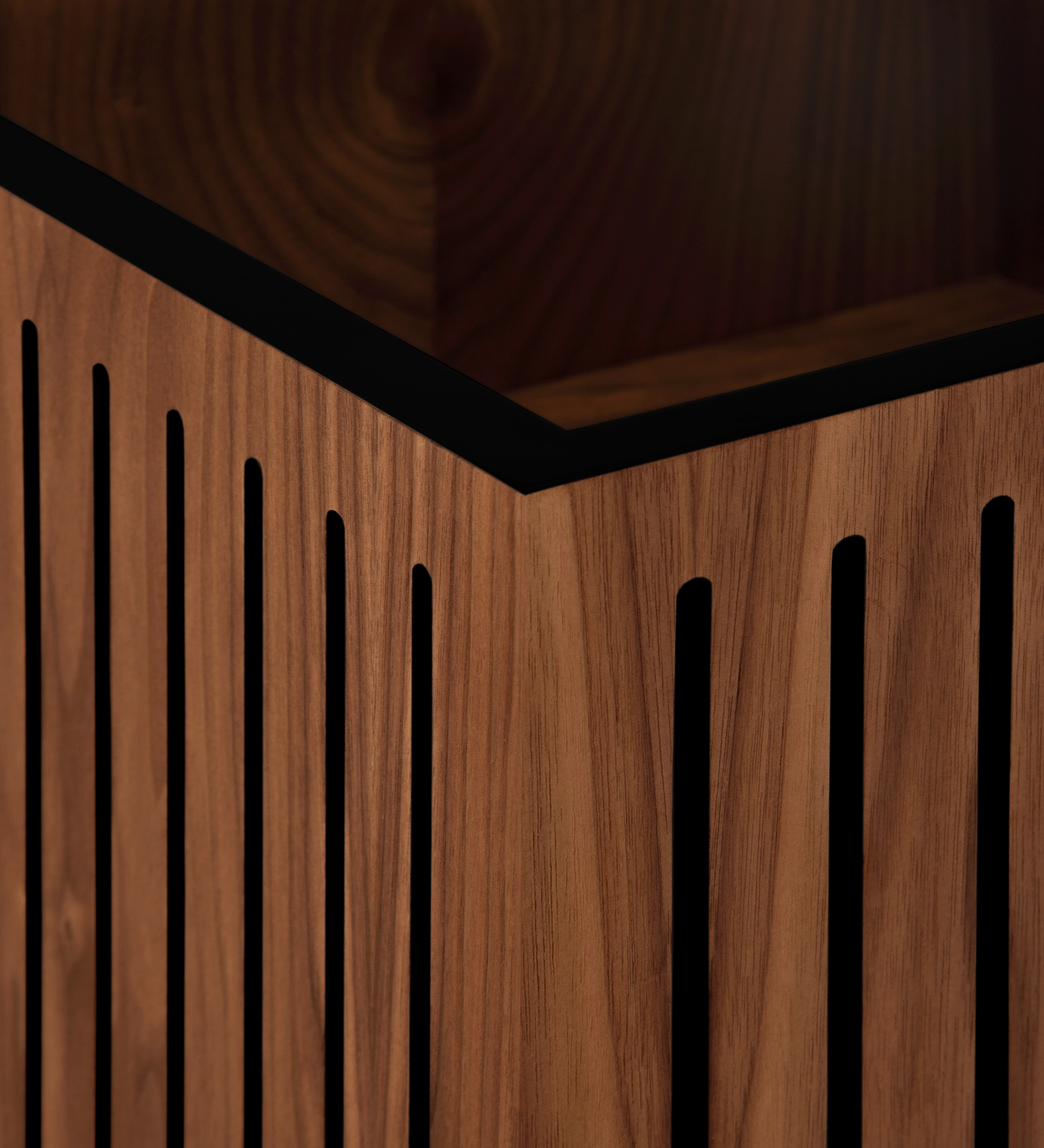 Macetero con frisos, en nogal natural.