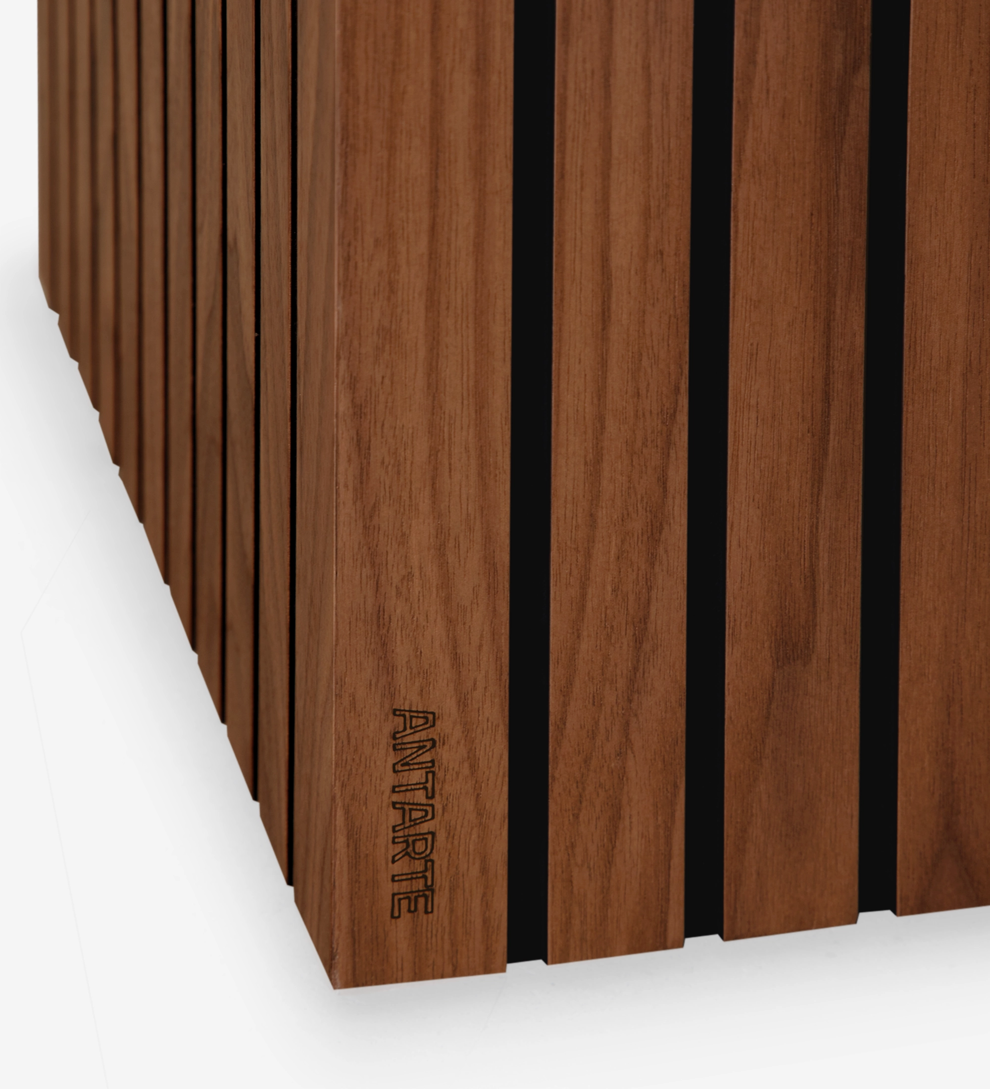 Macetero con frisos, en nogal natural.