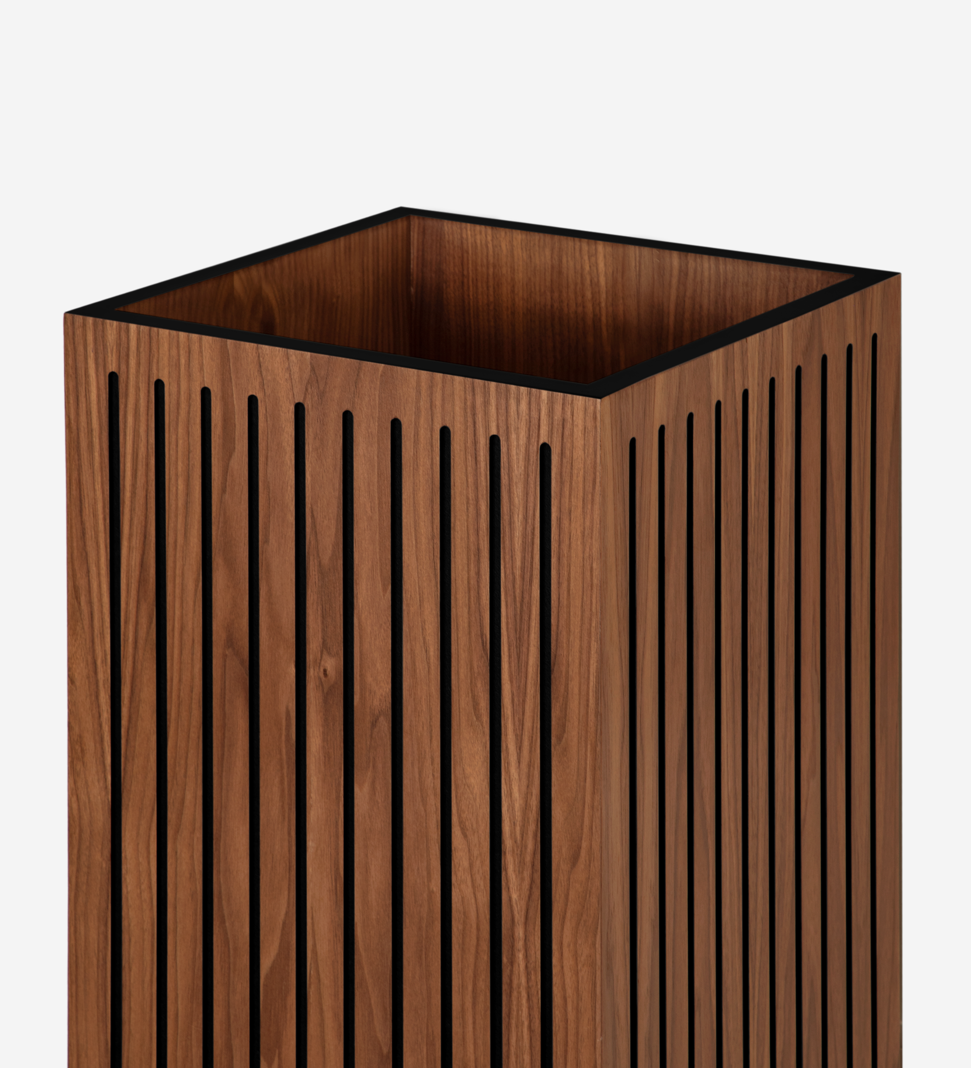 Macetero con frisos, en nogal natural.