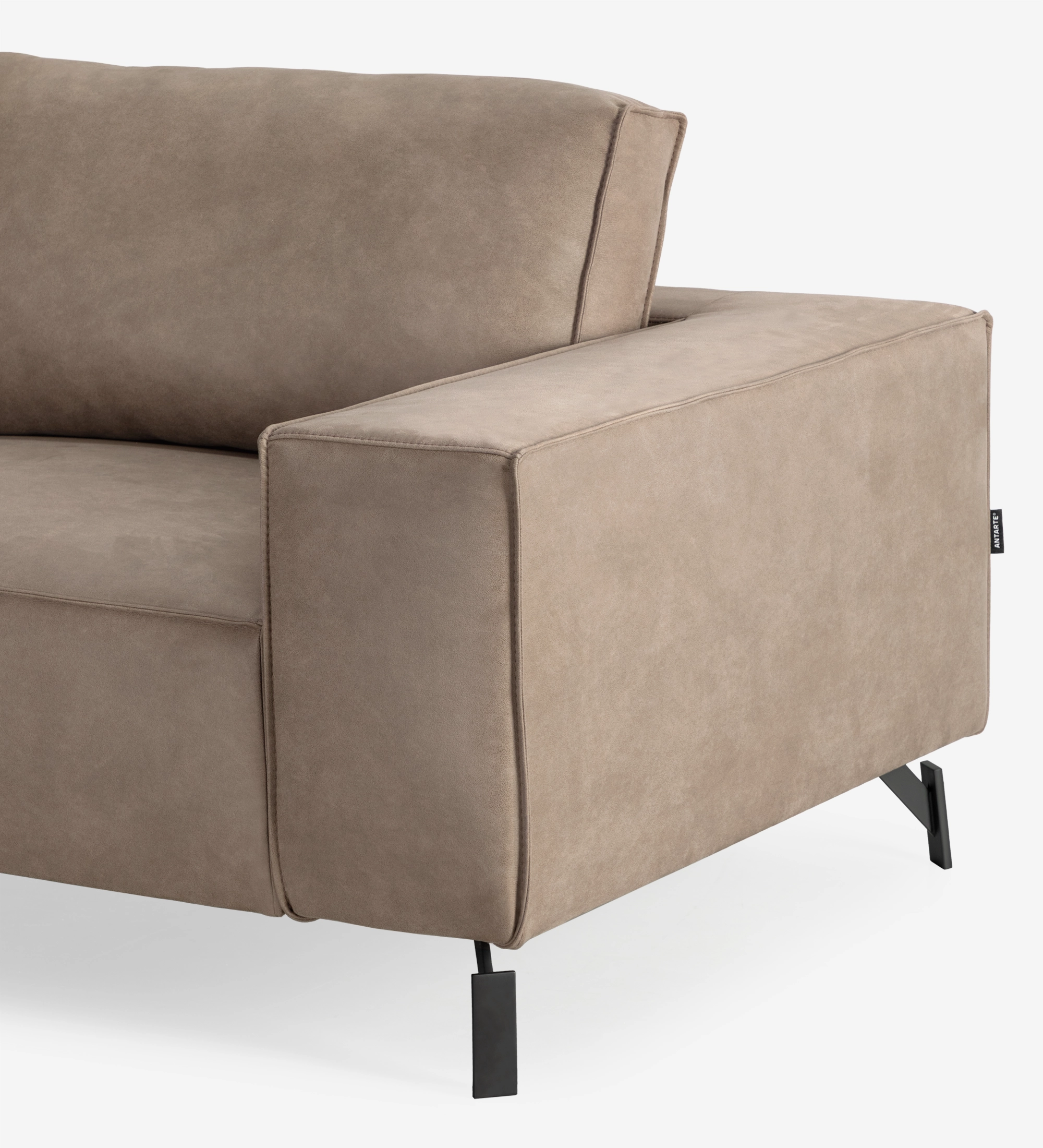 Canapé Tokyo 3 places recouvert en tissu taupe, pieds en métal laqué noir, 238 cm.