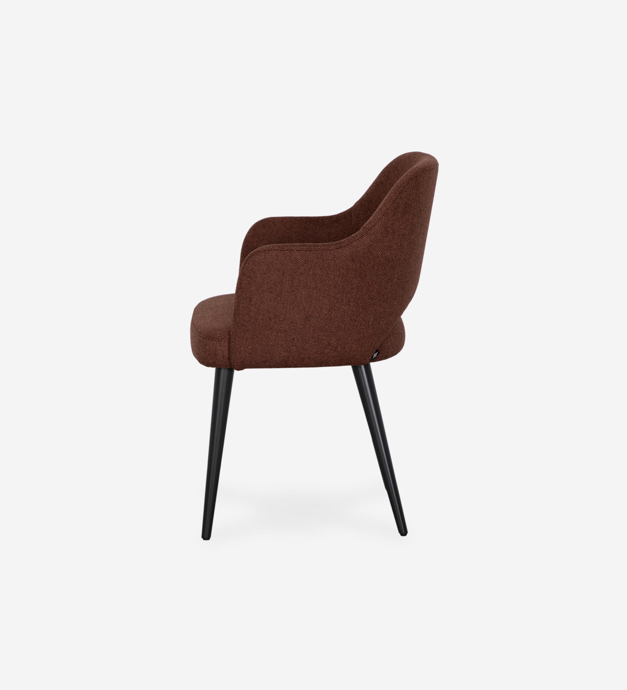 Silla Londres con brazos tapizados en tela Beige, pies lacados negro.