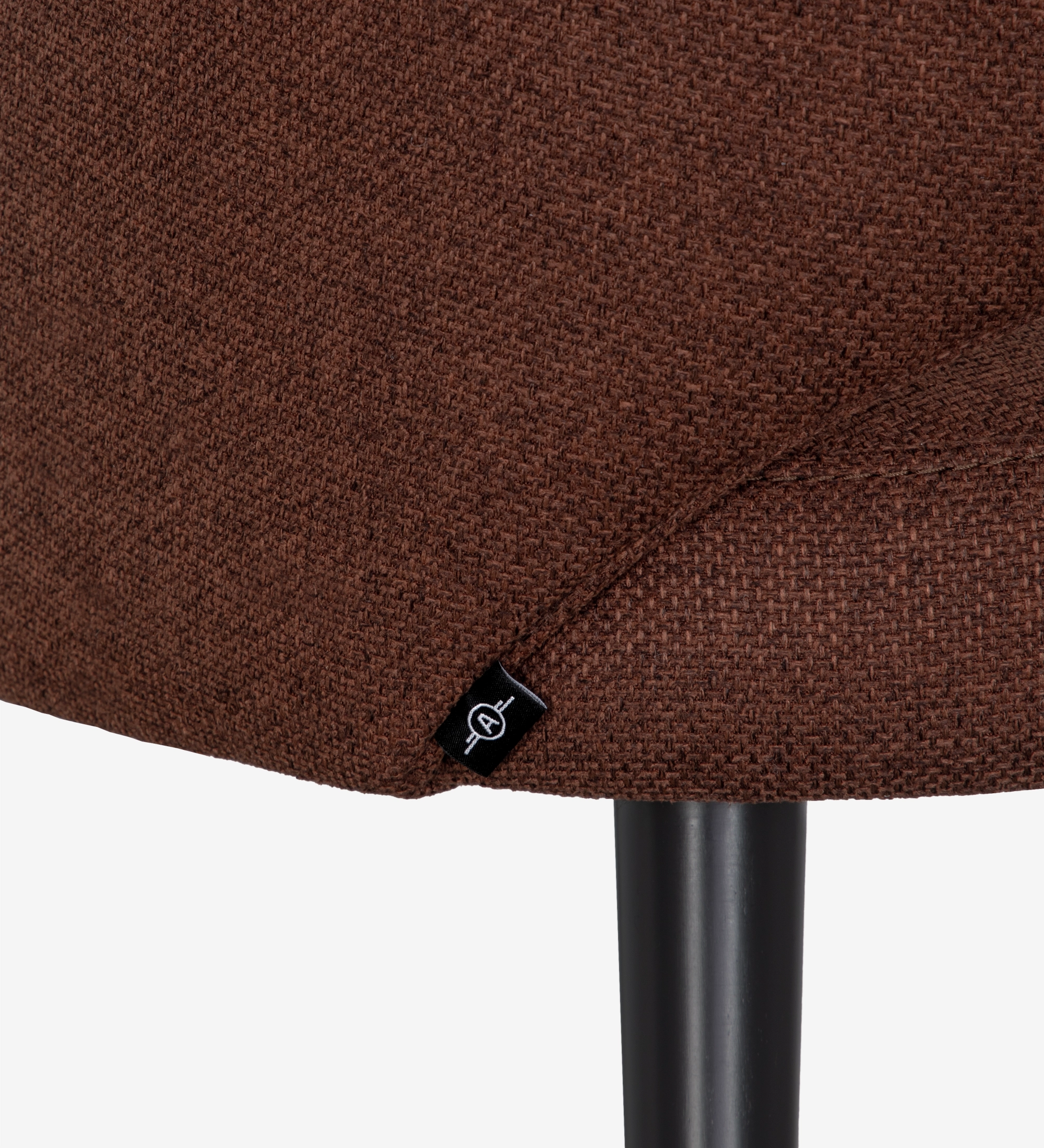 Silla Londres con brazos tapizados en tela Beige, pies lacados negro.