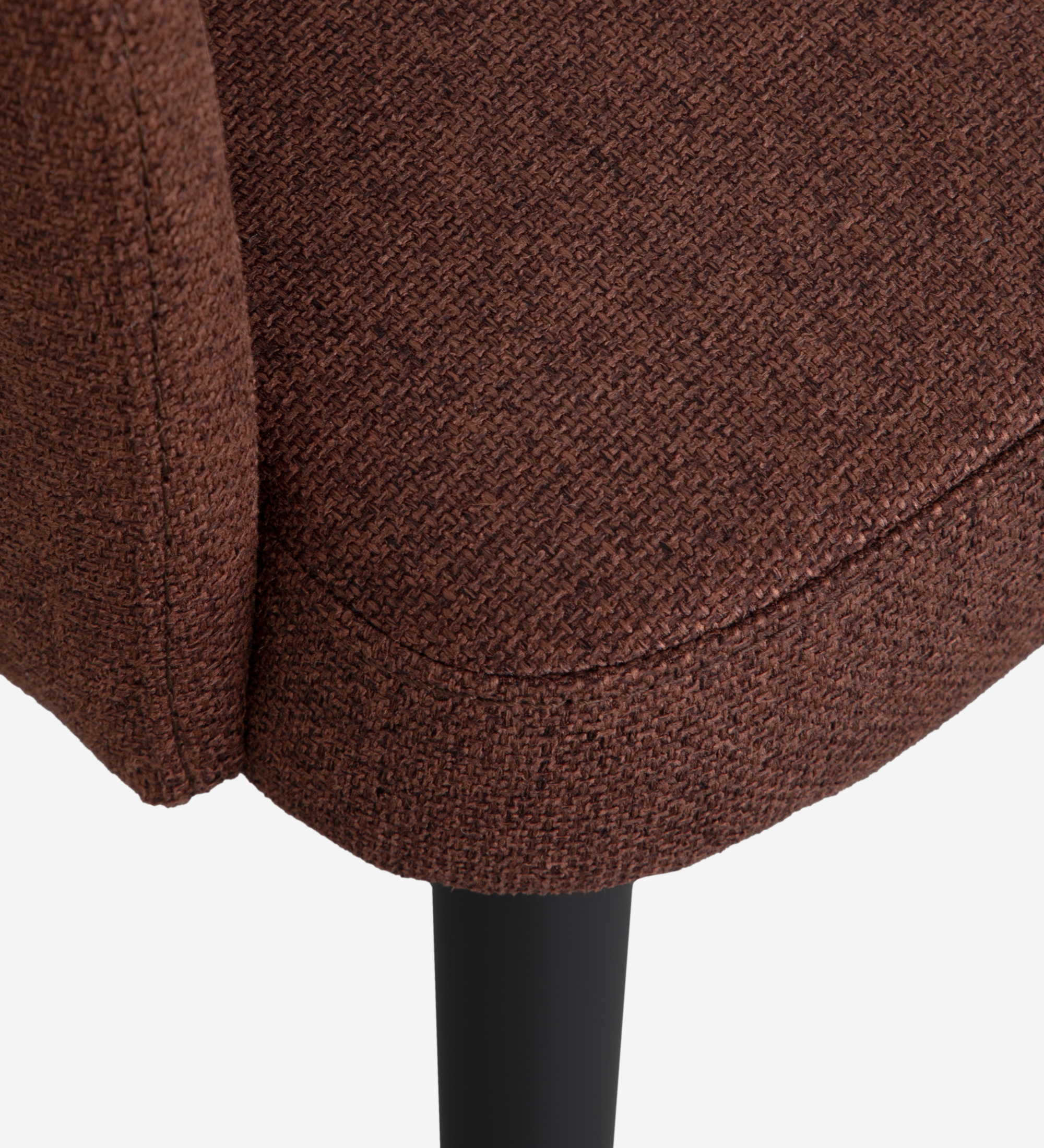 Silla Londres con brazos tapizados en tela Beige, pies lacados negro.