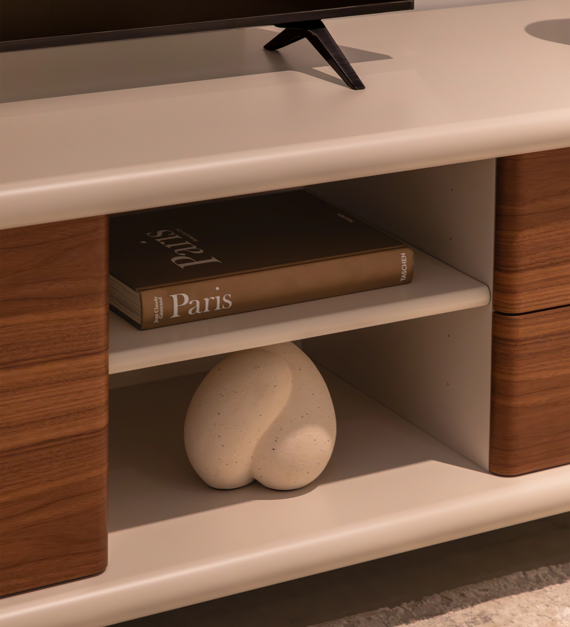 Móvel TV Paris 3 portas e 2 gavetas em nogueira natural, estrutura em pérola.