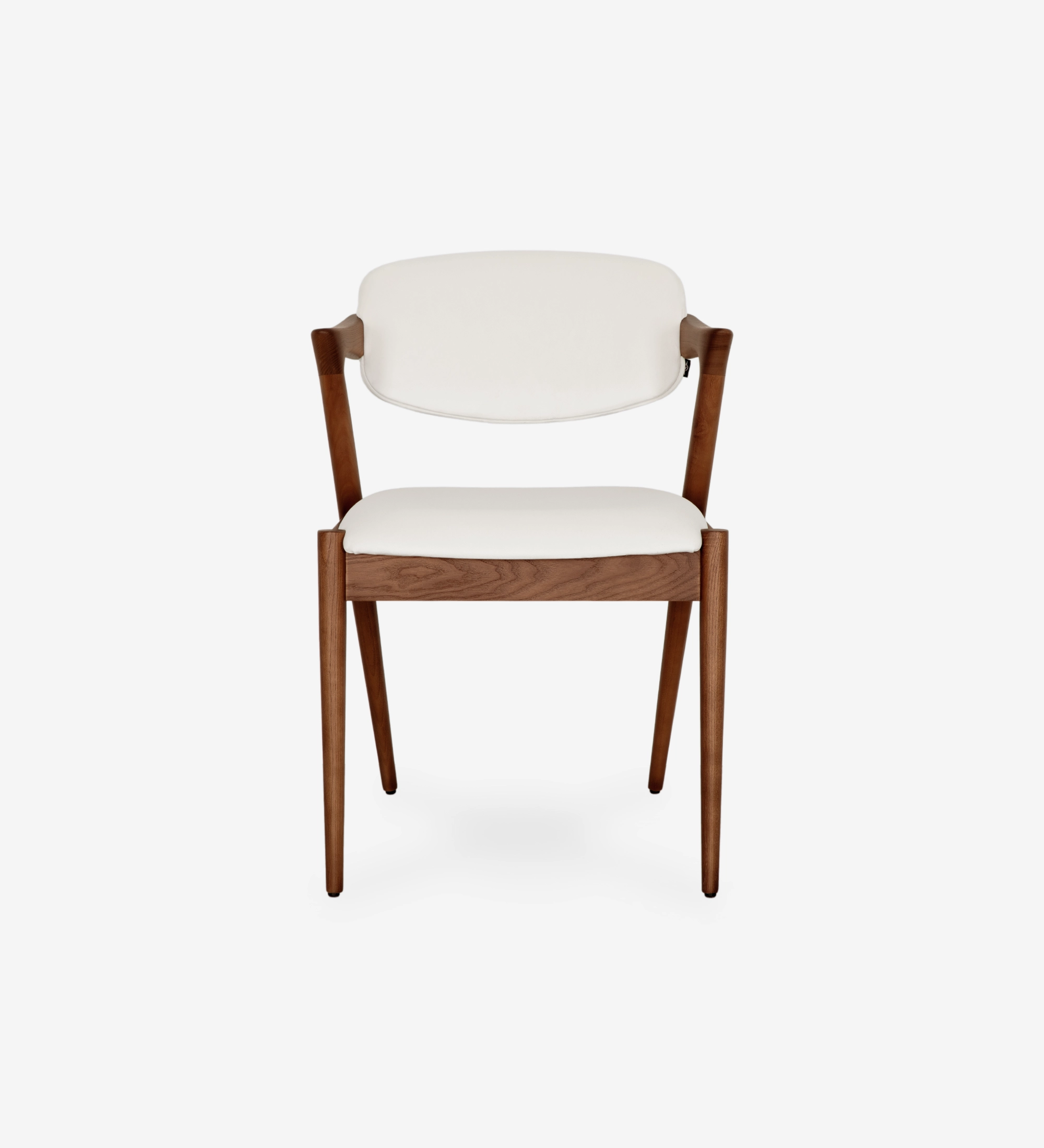 Silla en madera de fresno color nogal, con asiento y respaldo tapizado en tejido perla.