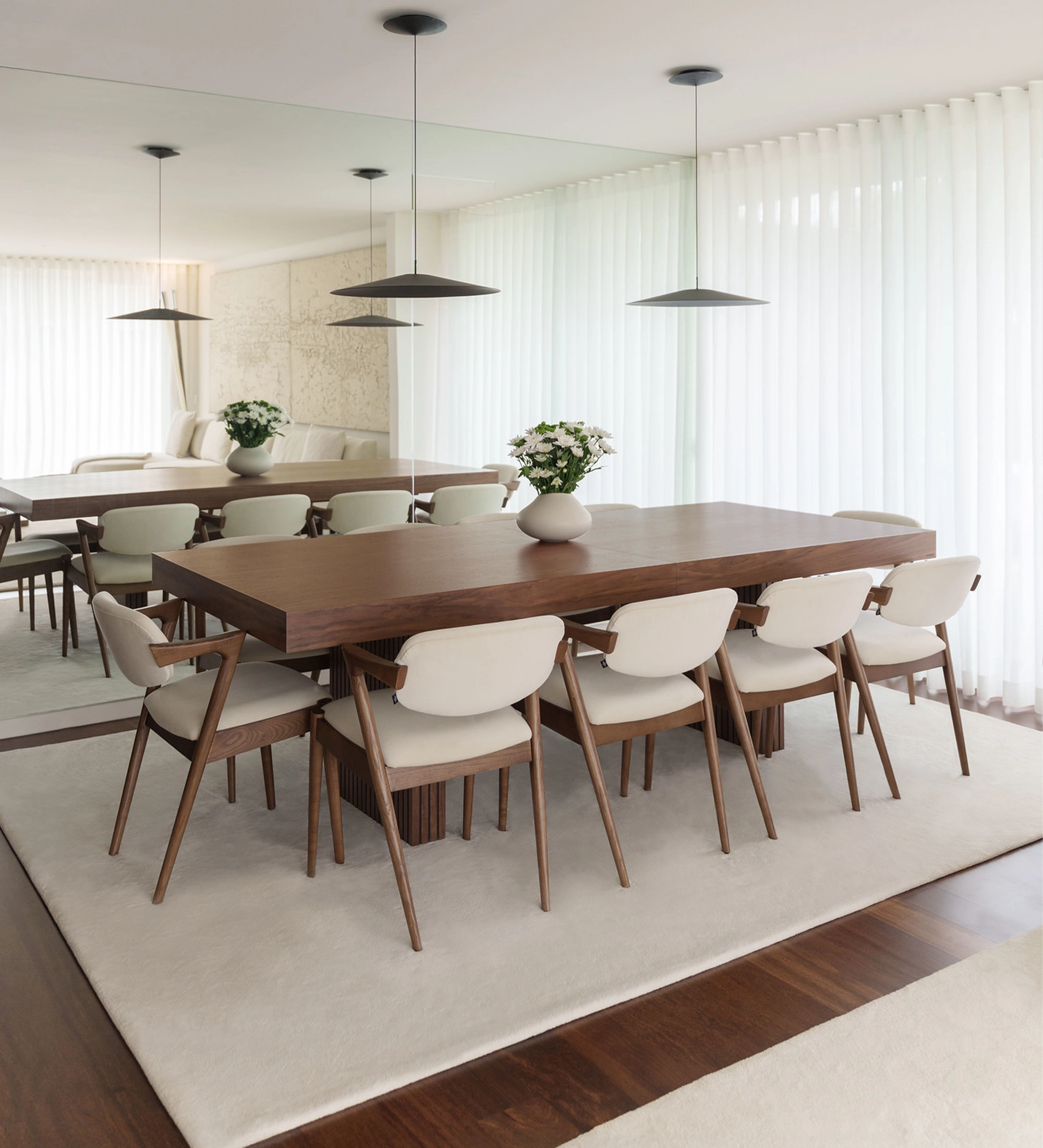 Silla en madera de fresno color nogal, con asiento y respaldo tapizado en tejido perla.