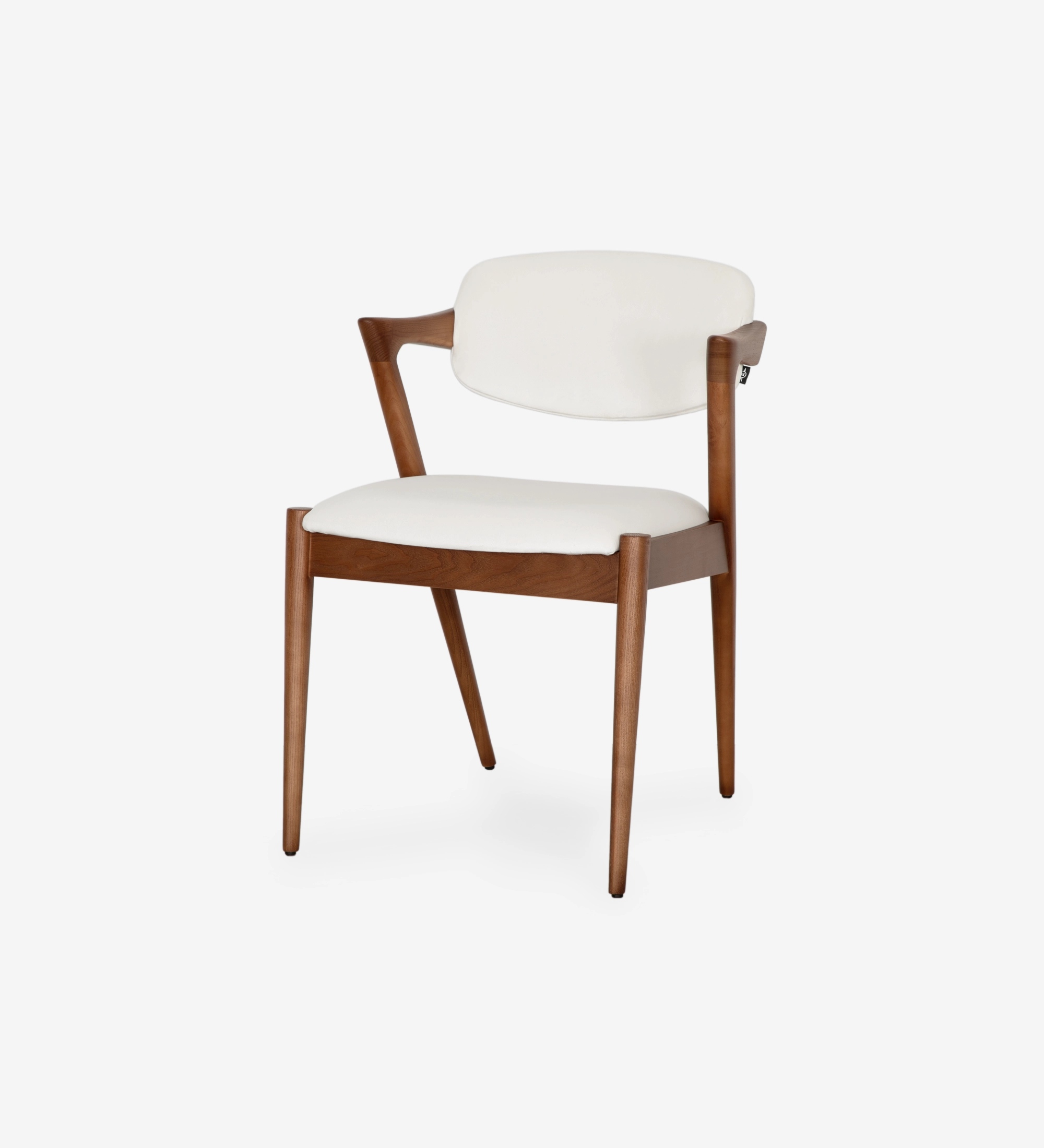 Silla en madera de fresno color nogal, con asiento y respaldo tapizado en tejido perla.