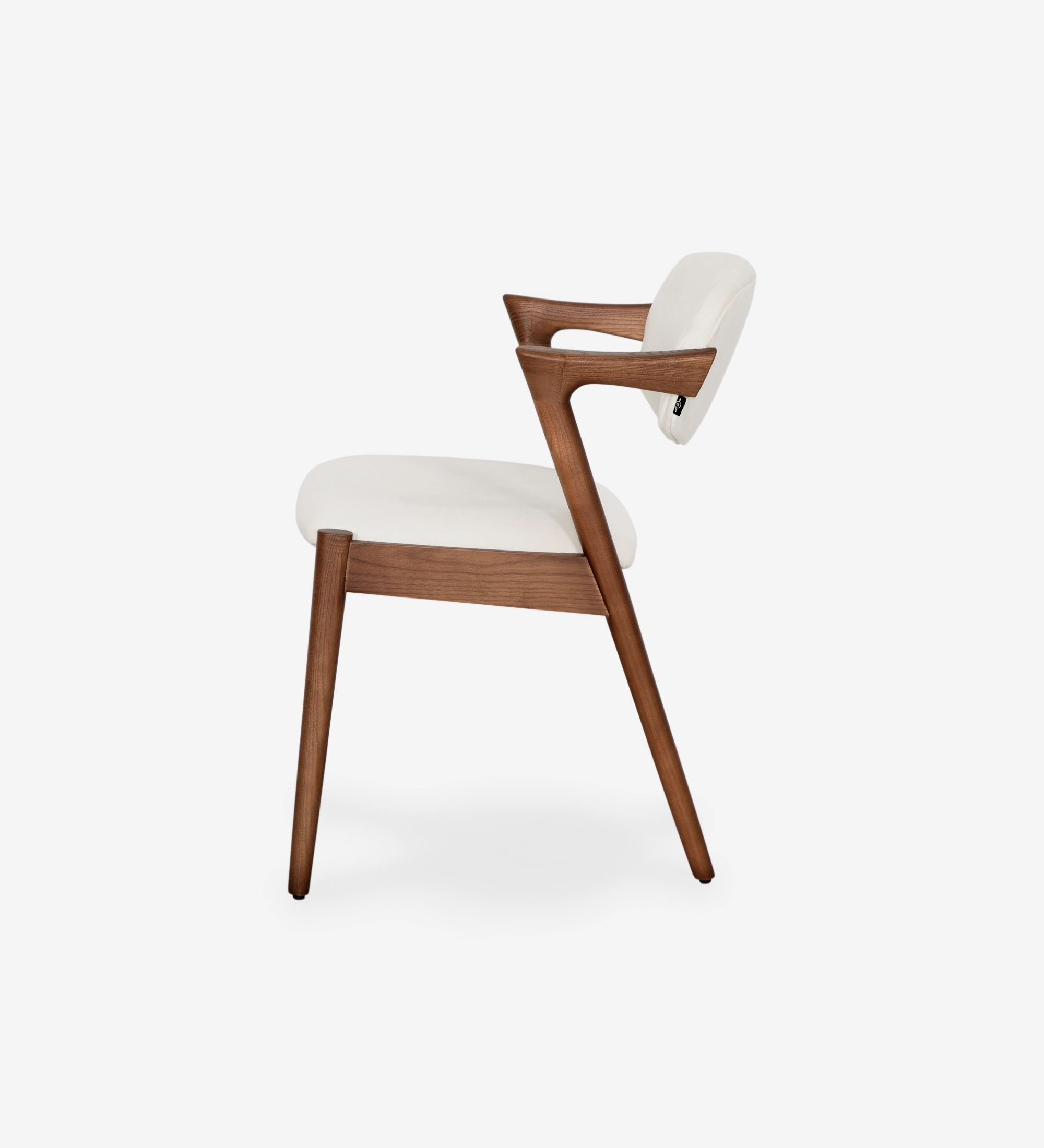 Silla en madera de fresno color nogal, con asiento y respaldo tapizado en tejido perla.