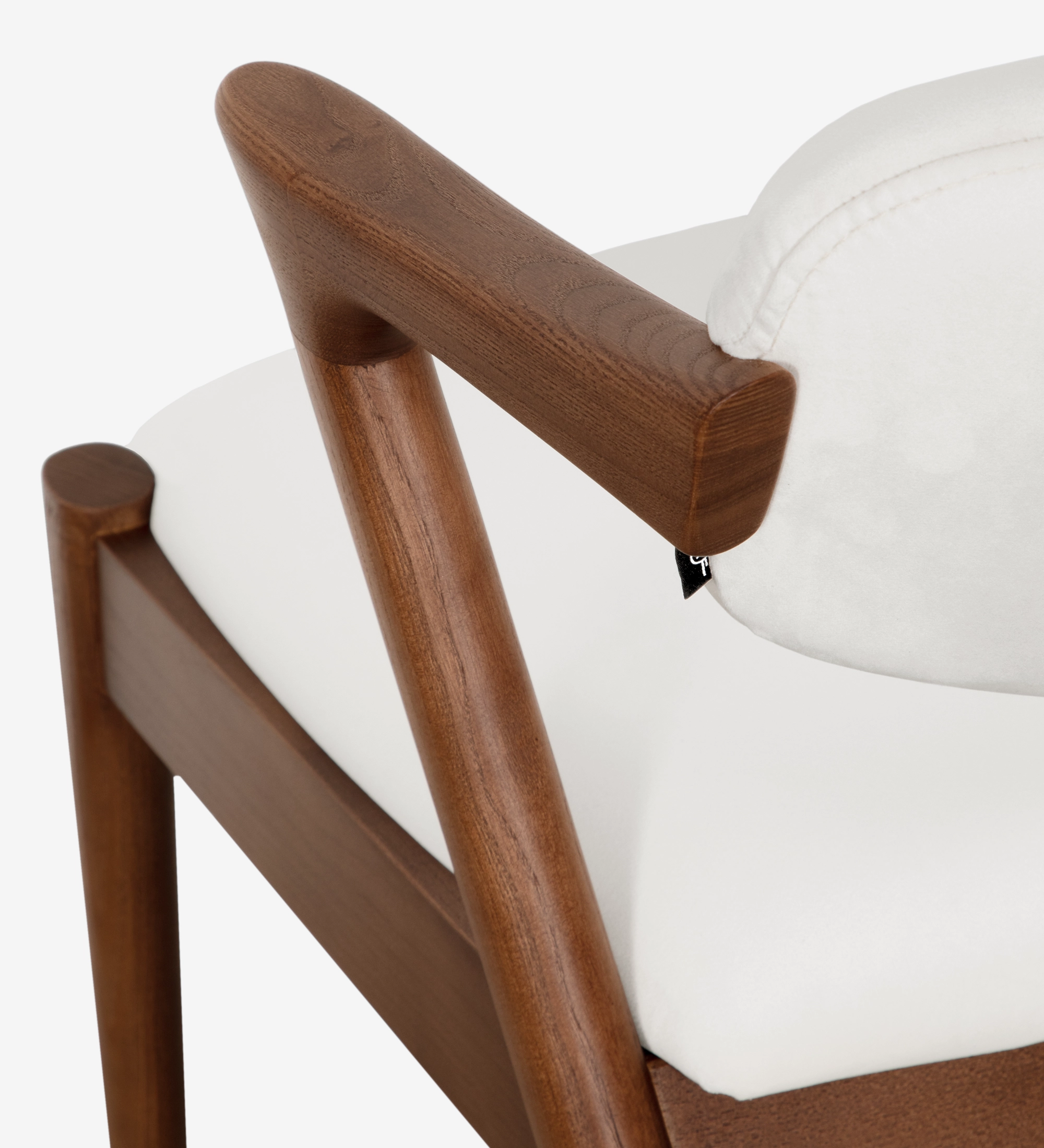 Silla en madera de fresno color nogal, con asiento y respaldo tapizado en tejido perla.