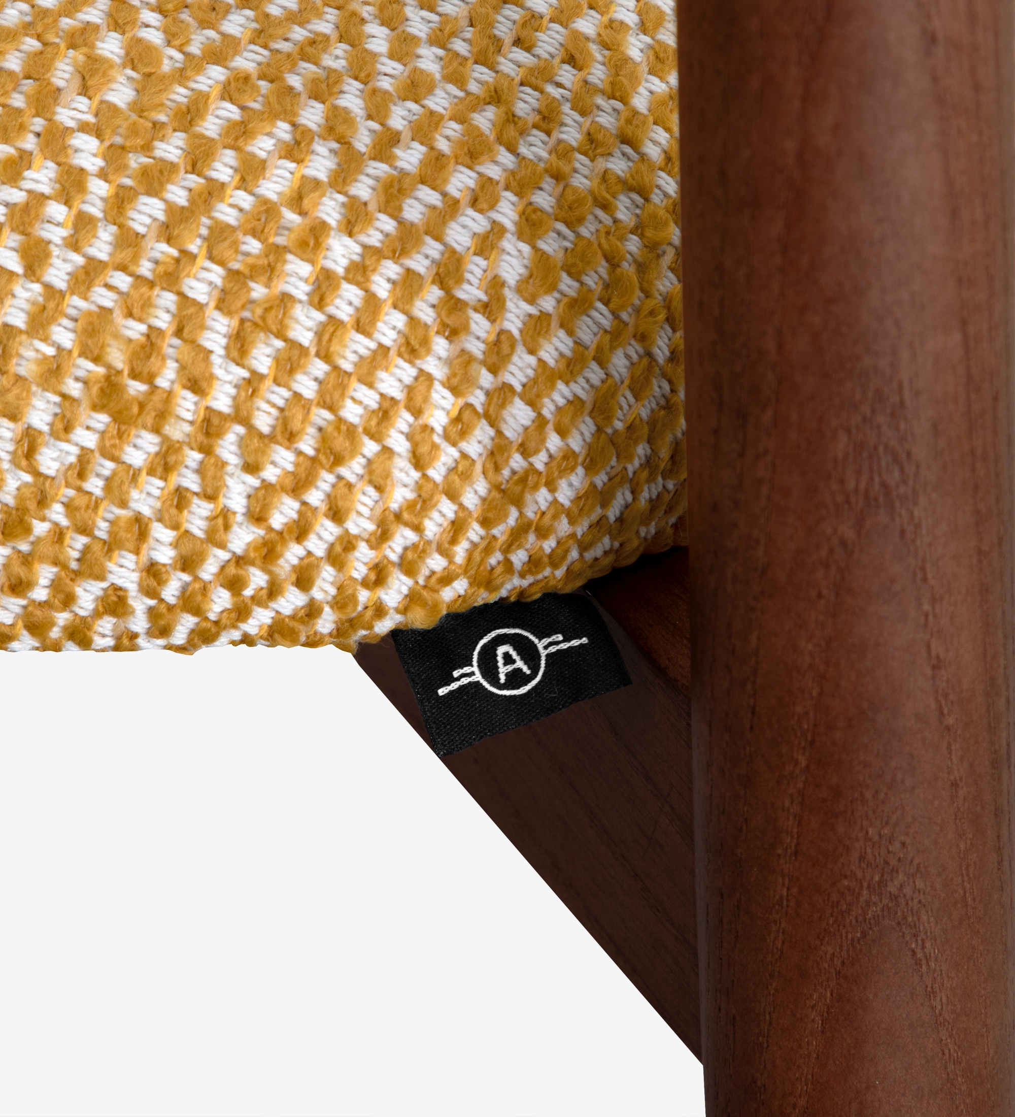 Silla de madera color nuez con asiento tapizado en tela amarilla