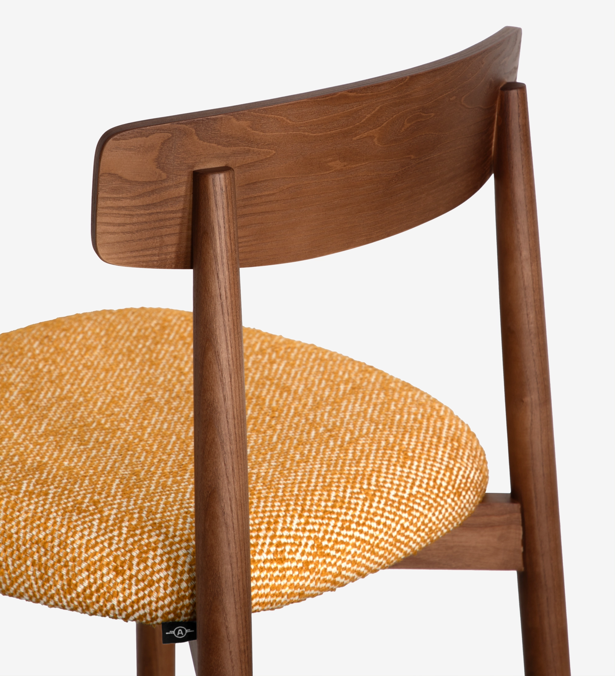 Silla de madera color nuez con asiento tapizado en tela amarilla