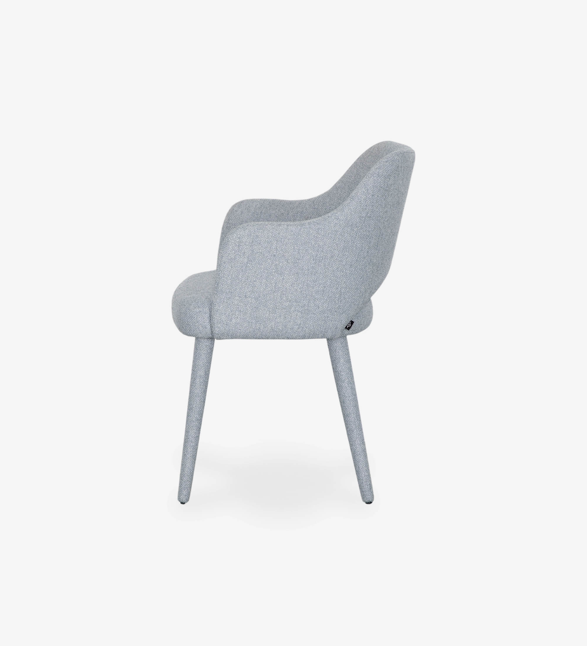 Cadeira com braços estofada a tecido cinzento.