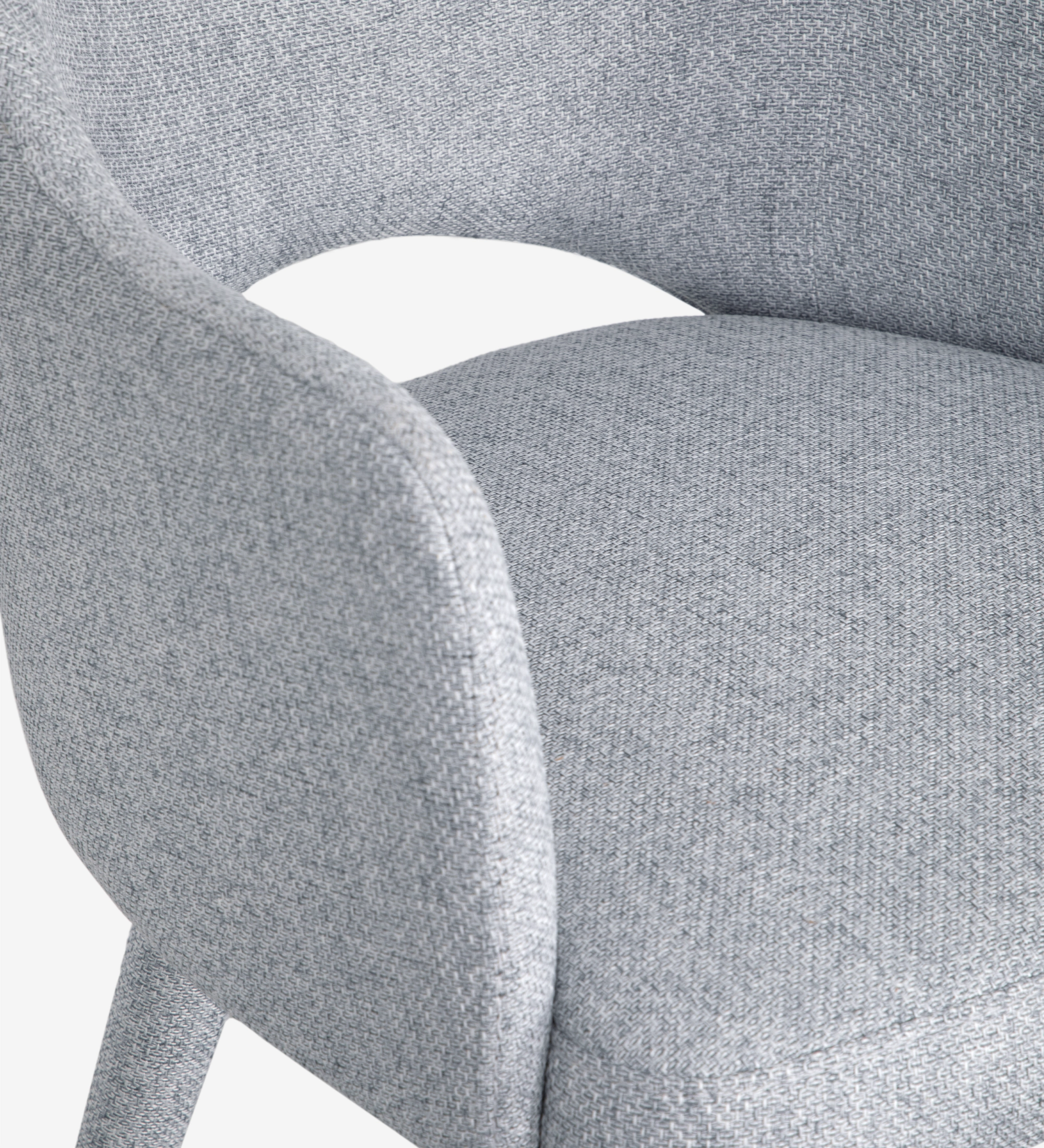 Cadeira com braços estofada a tecido cinzento.