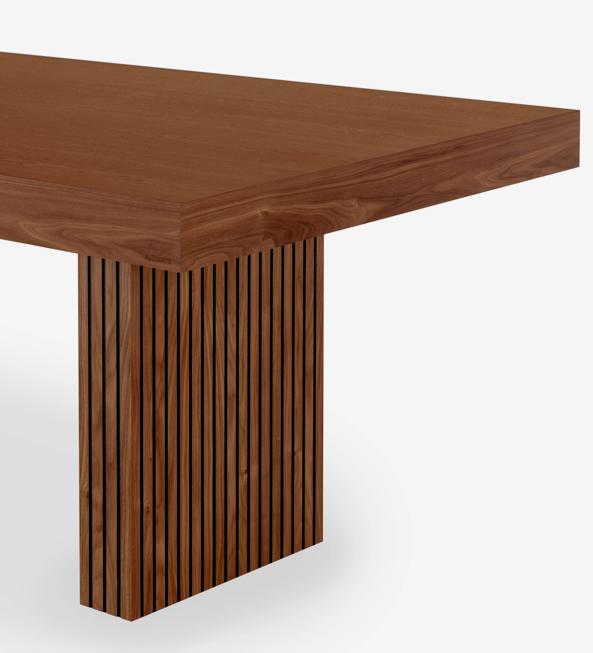 Mesa de jantar Cannes retangular 180 x 100 cm, em nogueira natural, pés com frisos.