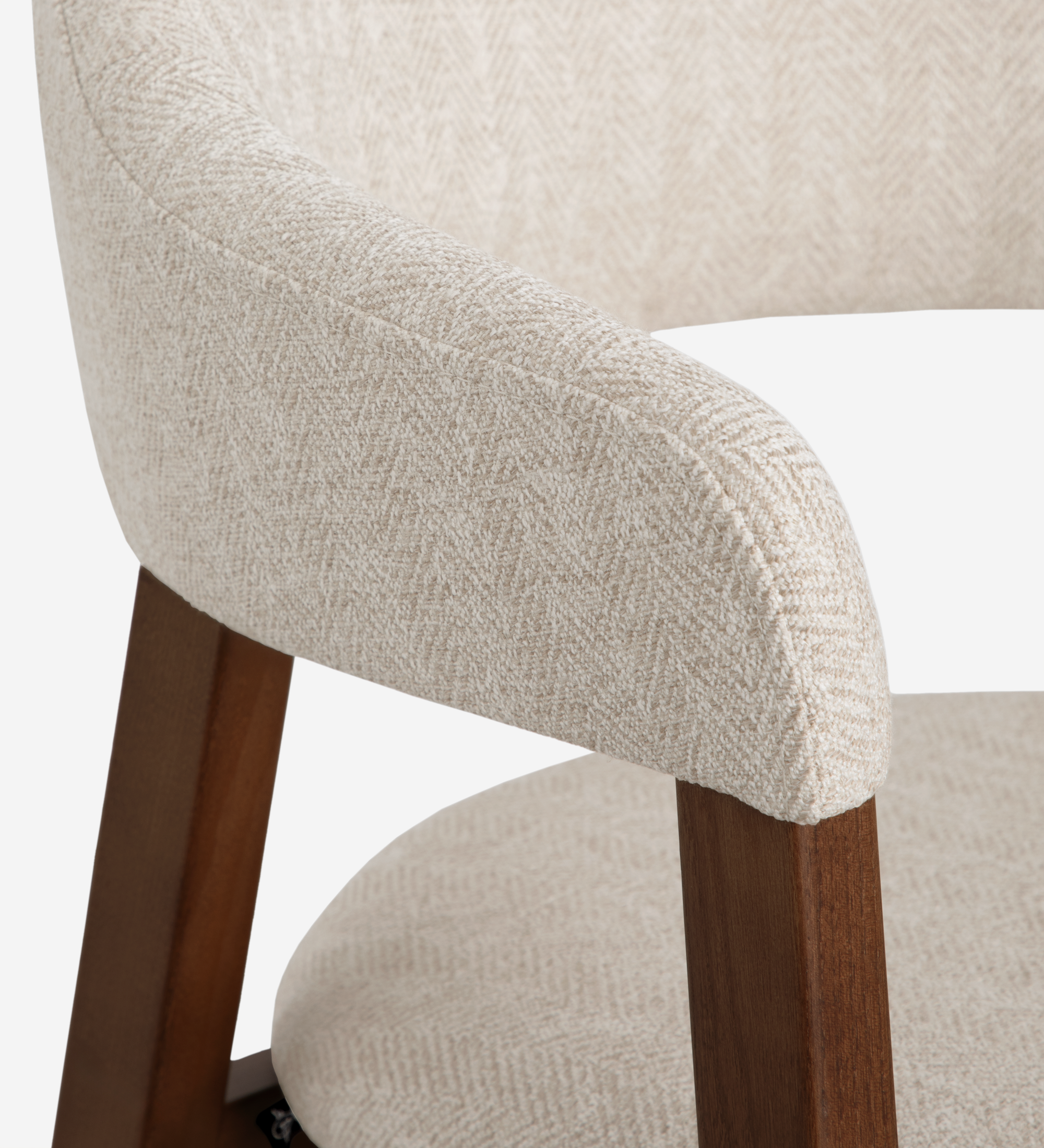 Chair with arms, in walnut-colored ash wood, with seat and back upholstered in beige fabric.
