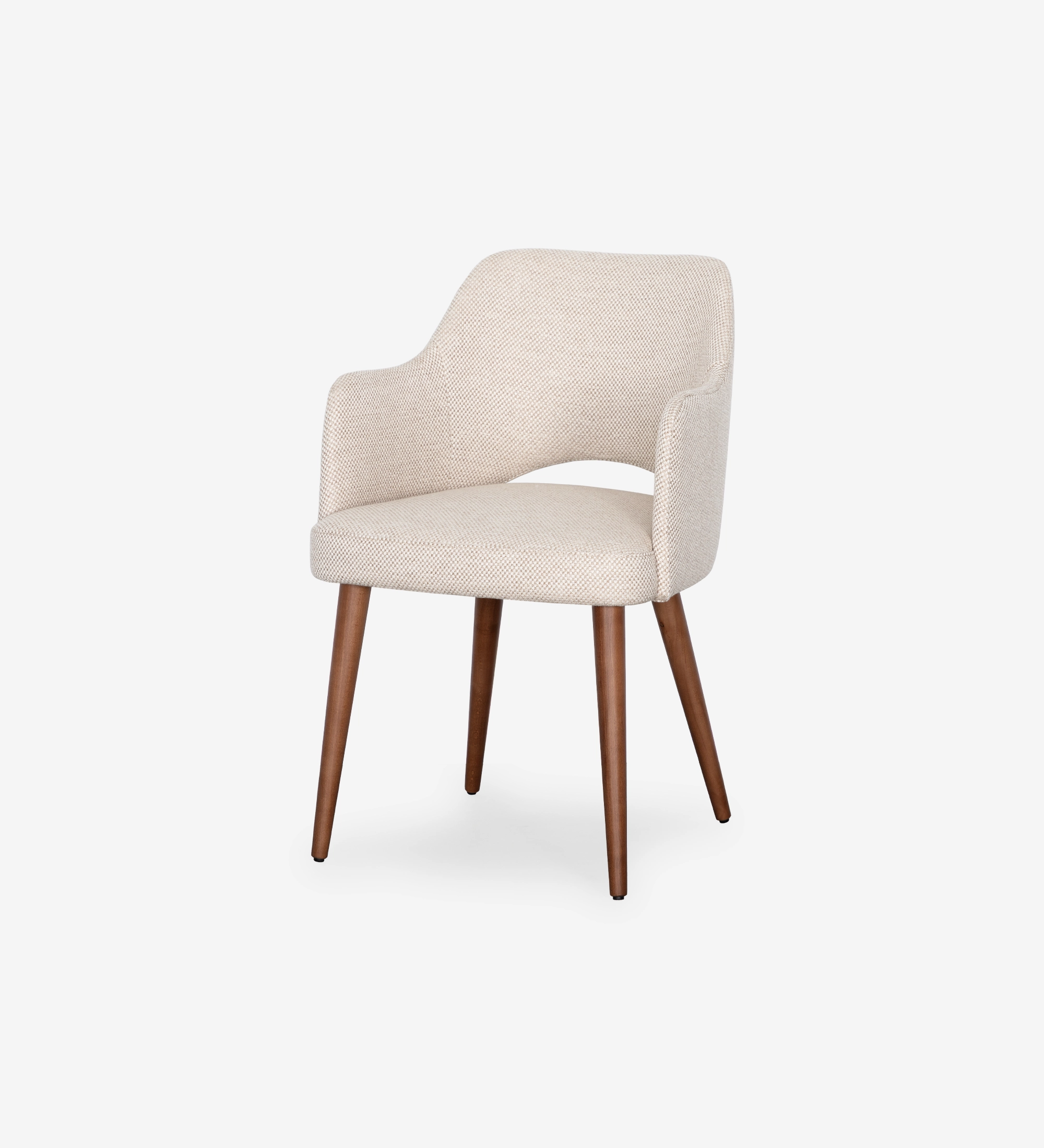 Cadeira com braços estofada a tecido de tons bege e pé em madeira cor nogueira.