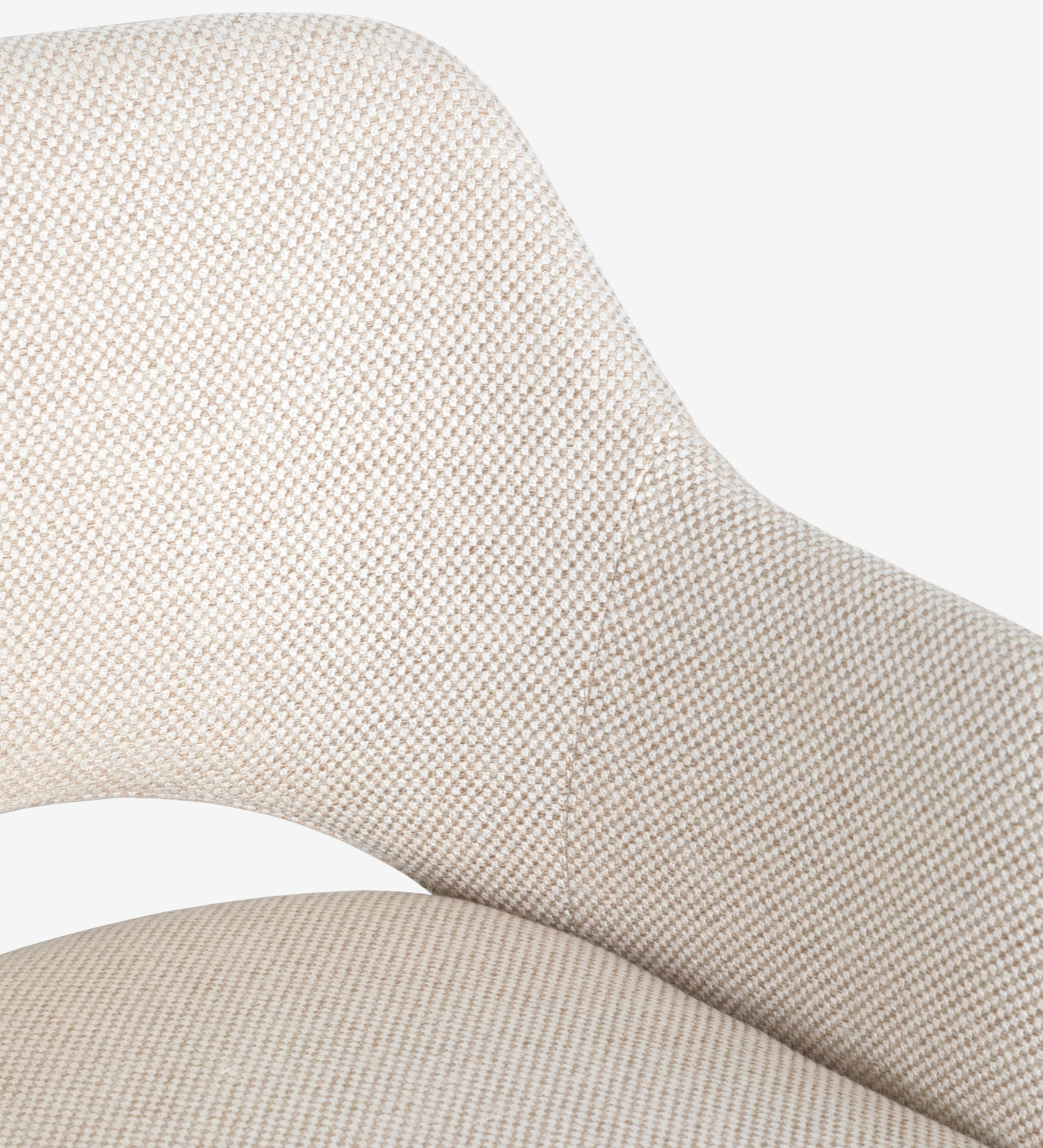 Cadeira com braços estofada a tecido de tons bege e pé em madeira cor nogueira.