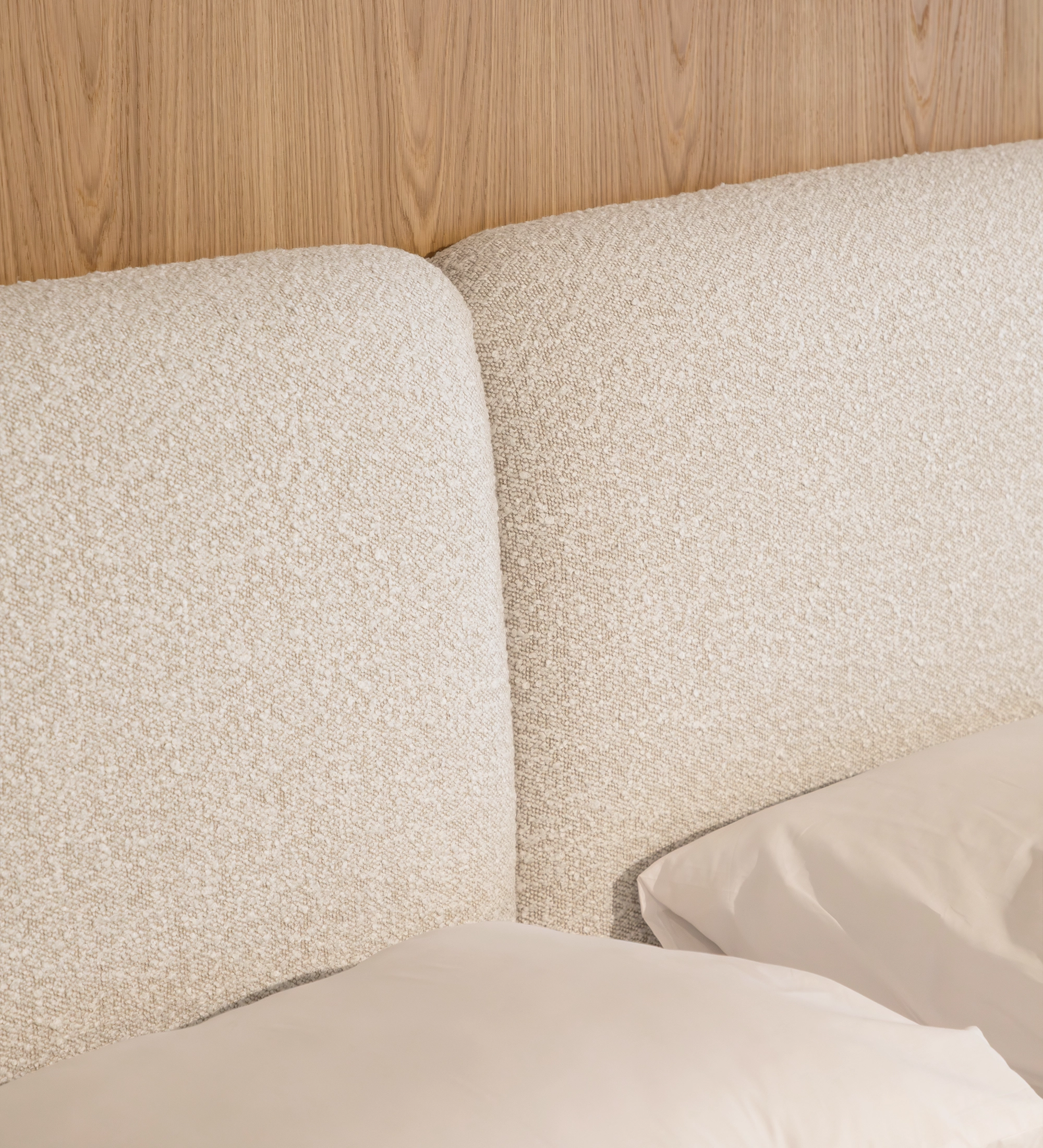 Cama de Casal Paris com cabeceira estofada creme e painel de madeira