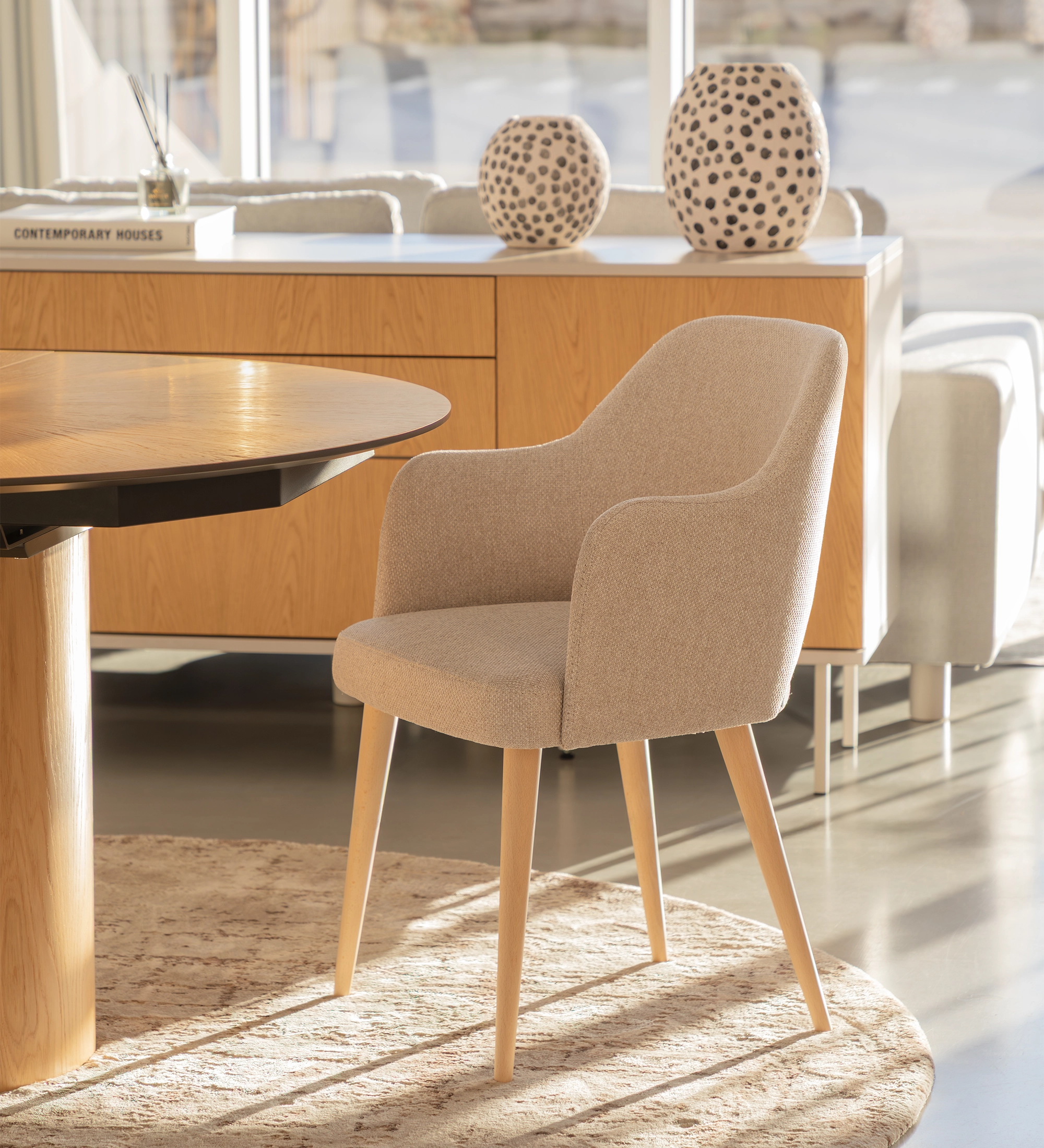 Cadeira Londres estofada bege com braços e pernas em madeira clara