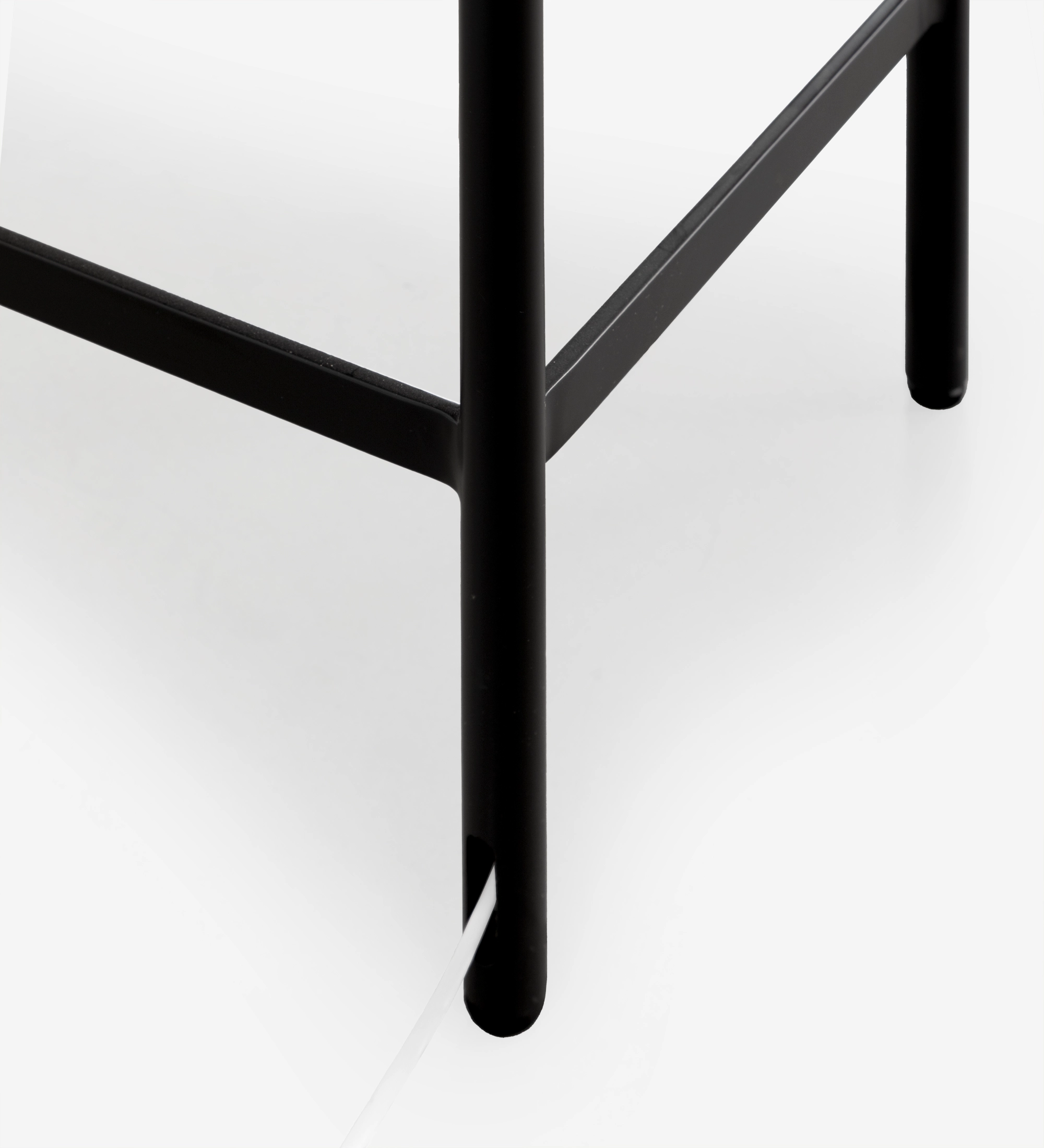 Tocador Cannes patas metálicas negras con travesaño y cable