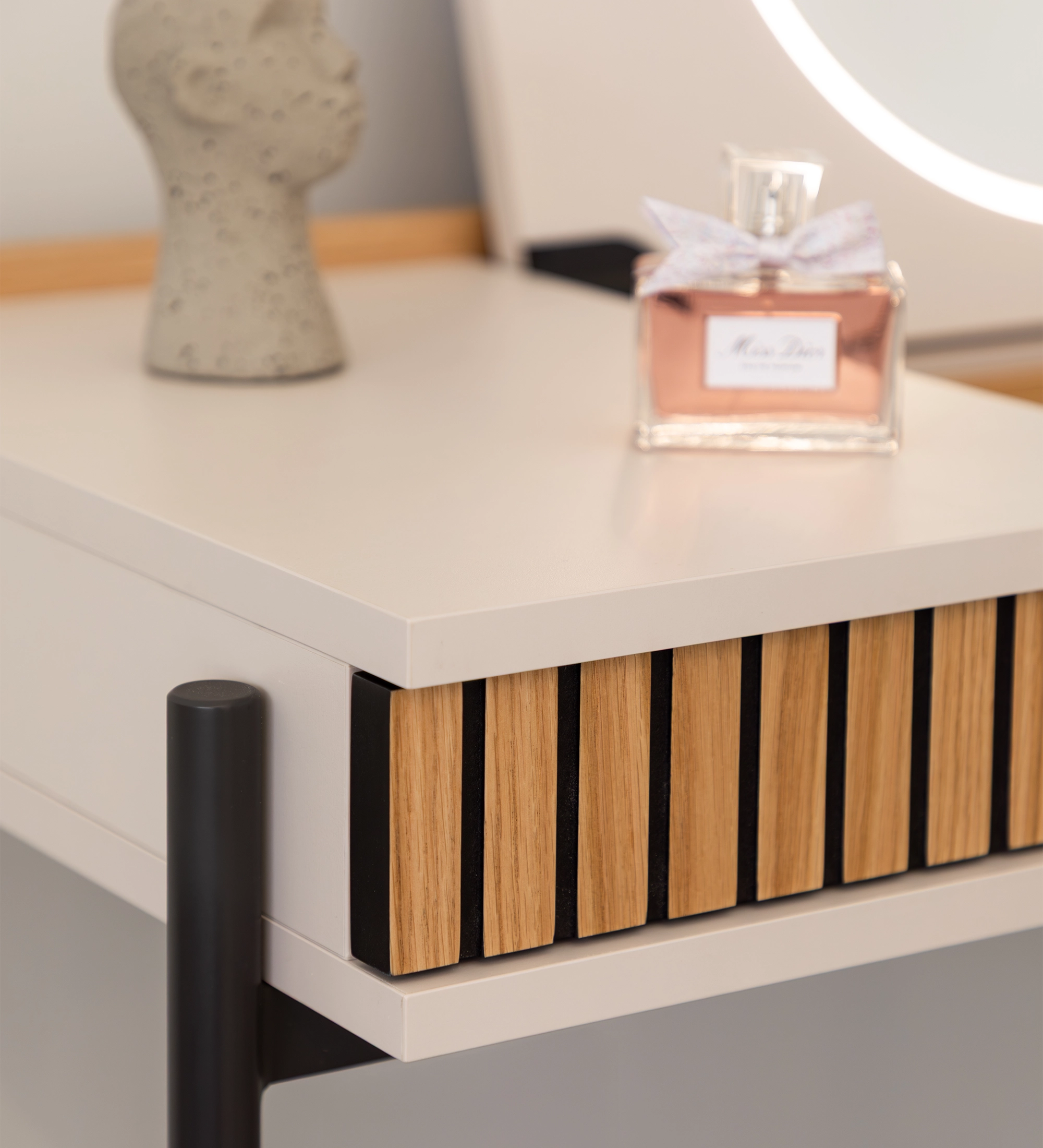 Tocador Cannes con cajón de listones de madera y tablero blanco