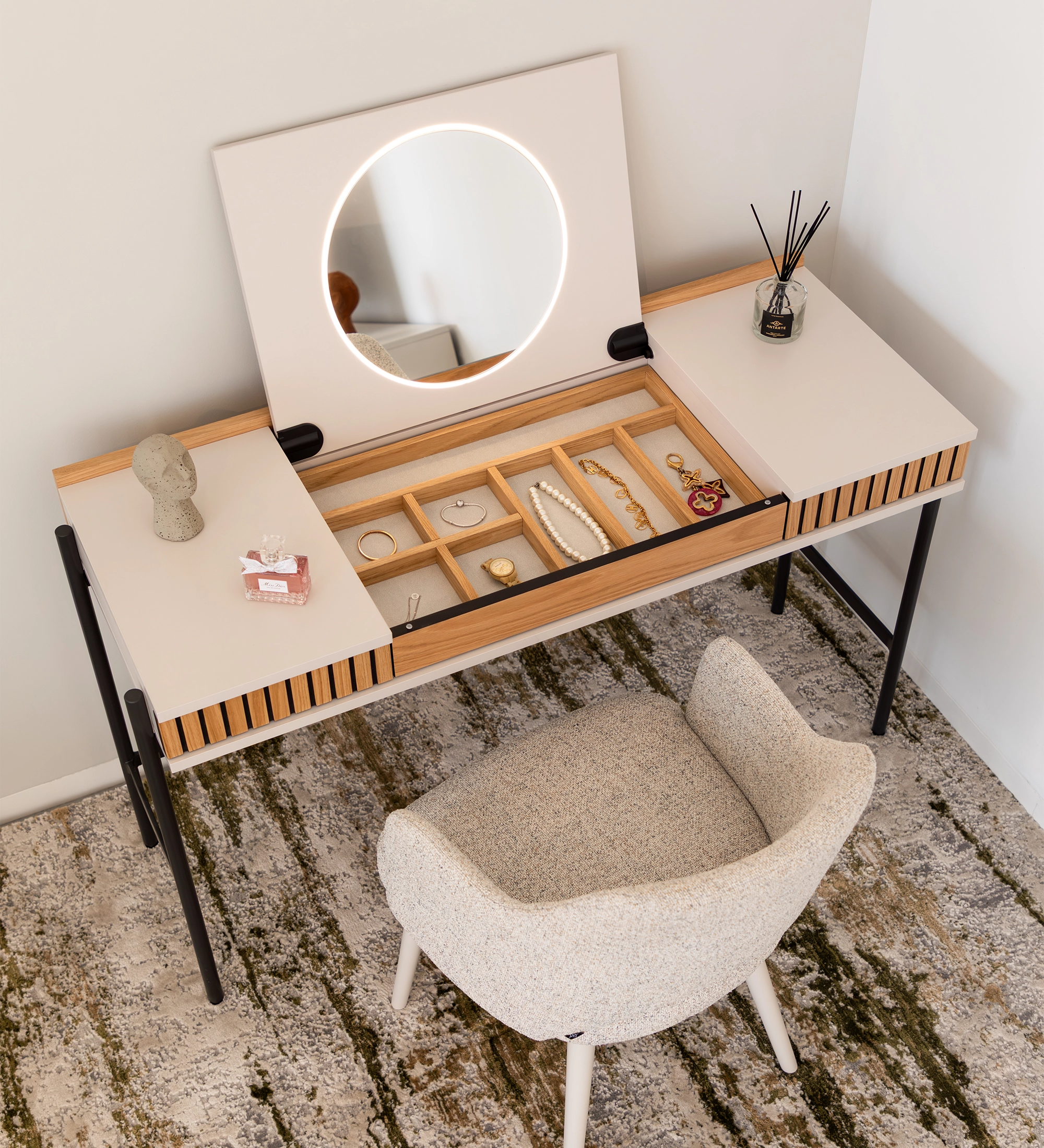 Tocador Cannes con espejo circular iluminado, compartimentos para joyas y silla tapizada