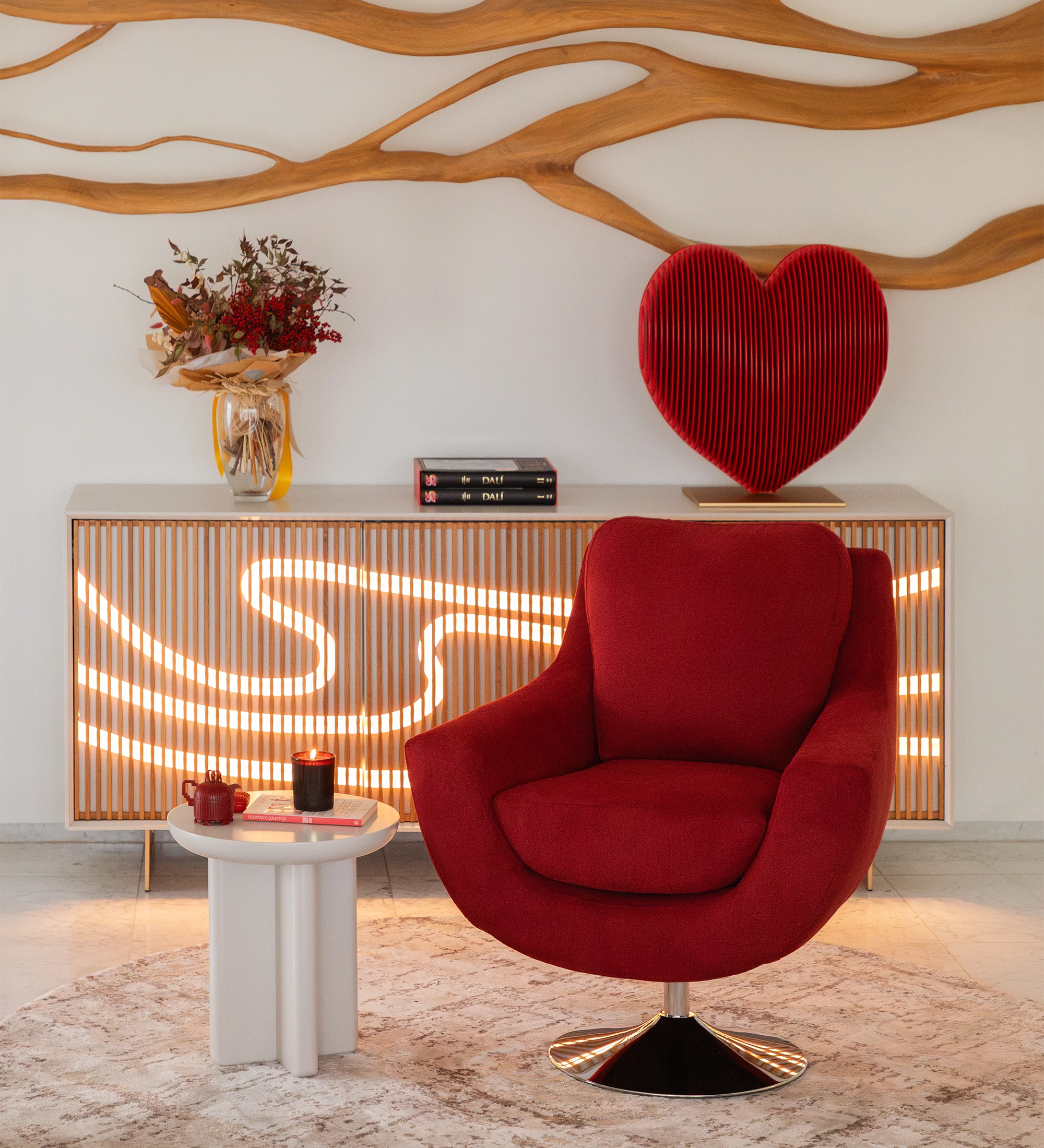 Poltrona Paris vermelha com base metálica em sala decorada