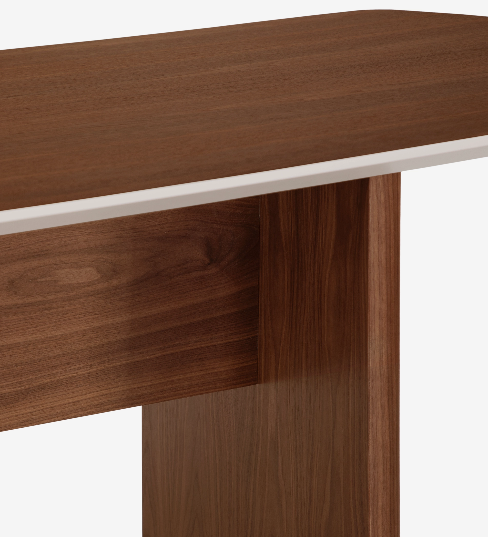 Bureau Paris en bois noyer, vue rapprochée du plateau et du piétement