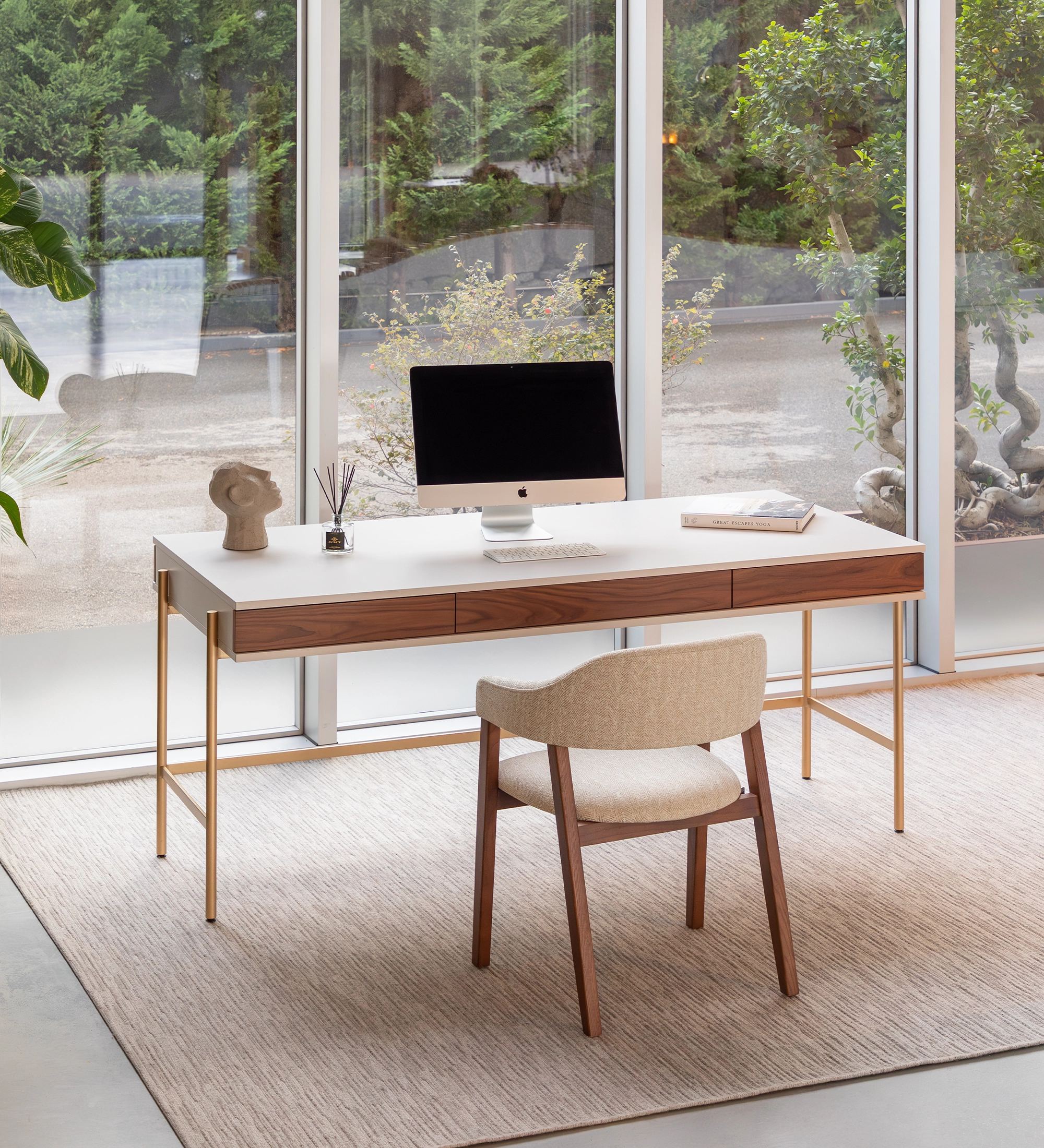 Secretaria Cannes escritorio blanco con cajones y patas doradas, silla tapizada frente a ventanal