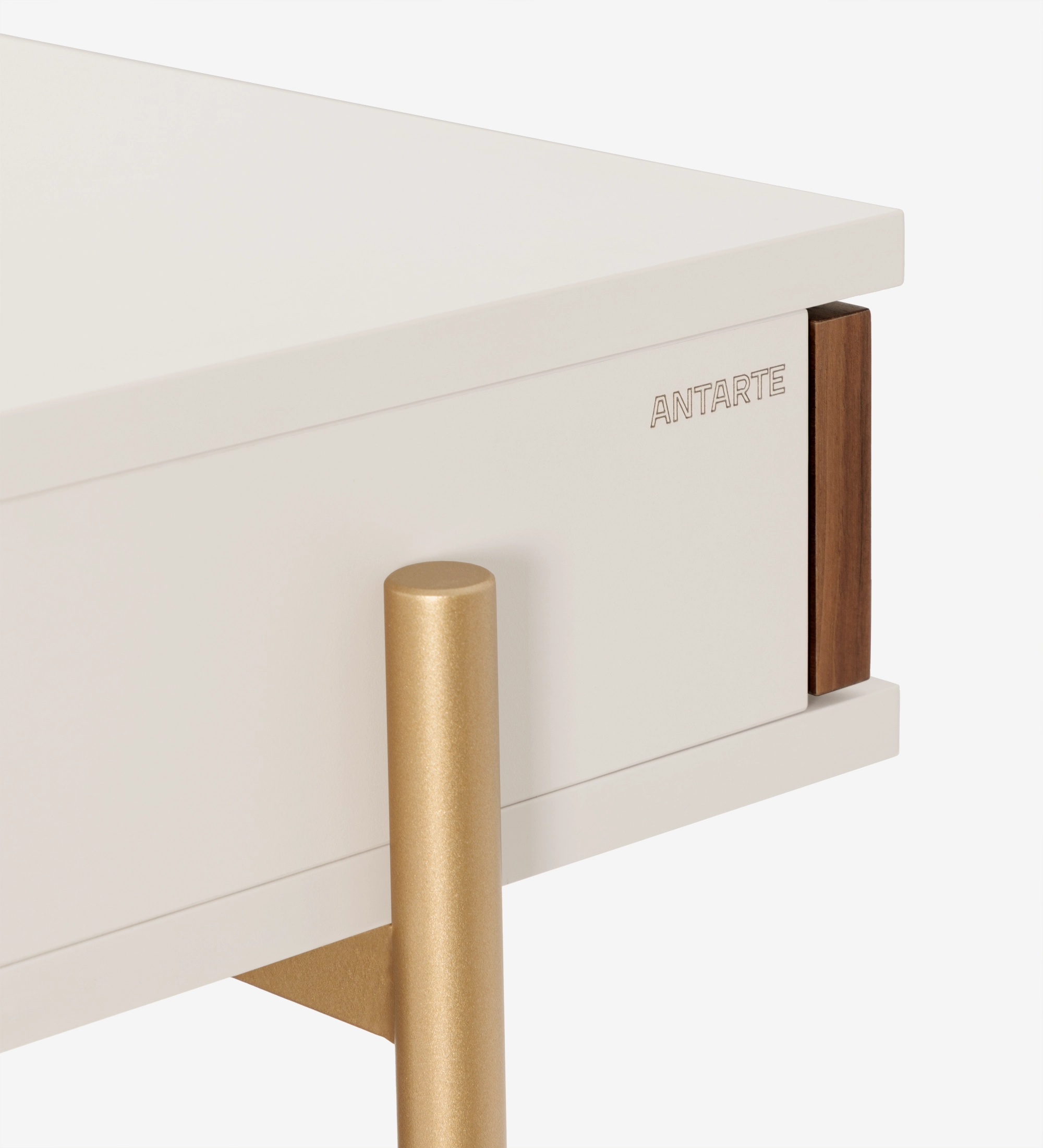 Secretaria Cannes en blanco con pata metálica dorada y detalle de madera