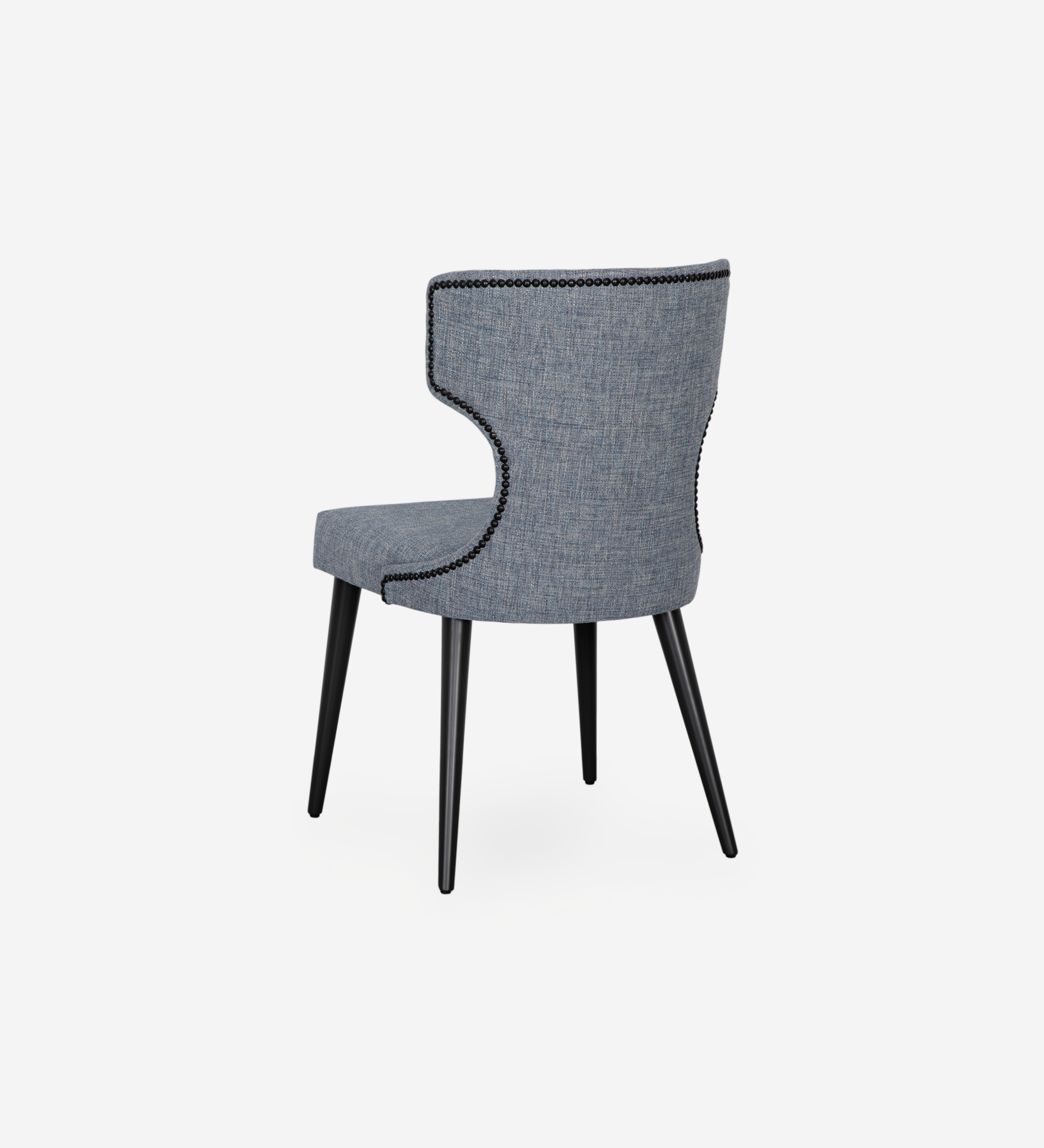 Cadeira Pico estofada azul acinzentado com costas curvas, tachas decorativas e pernas pretas