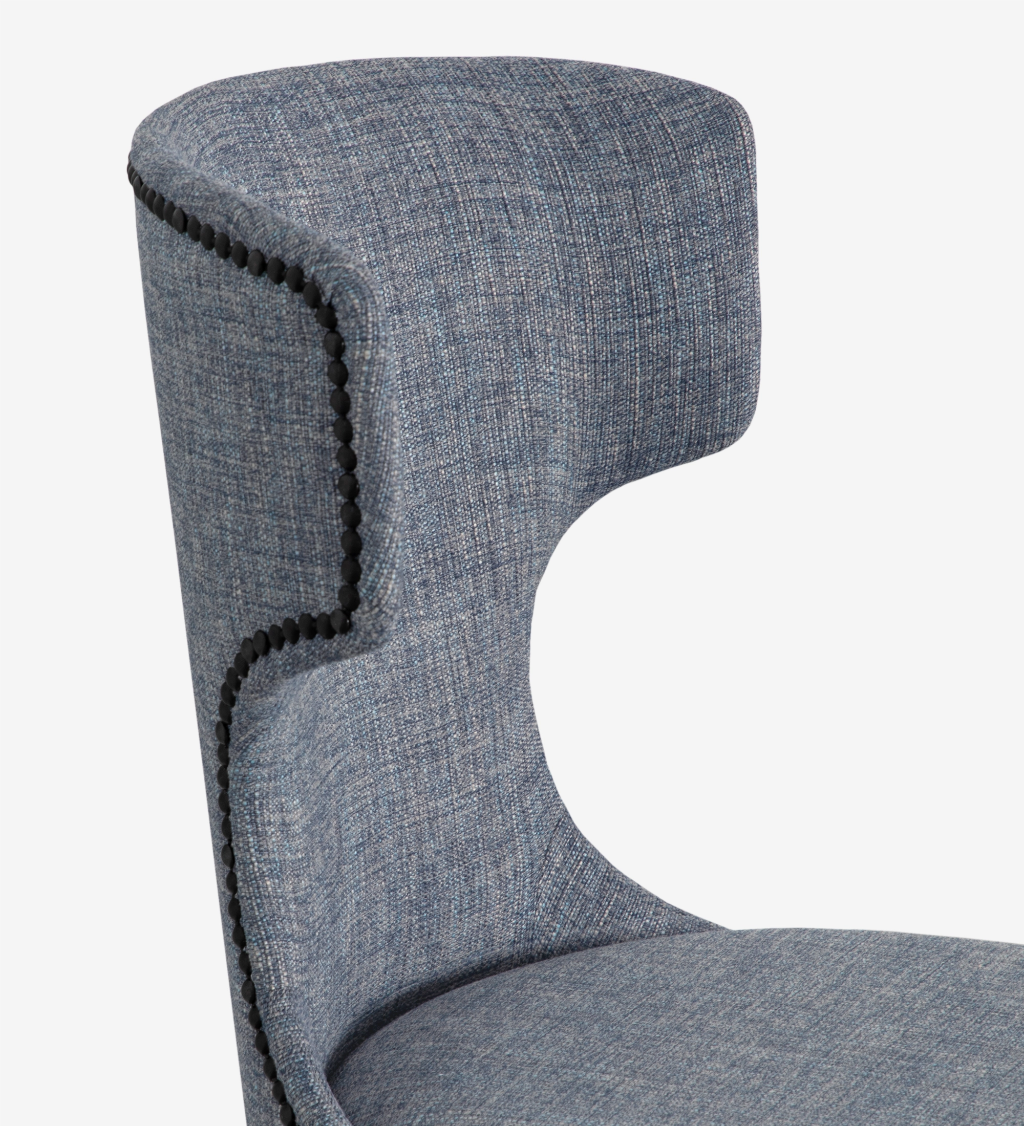 Cadeira Pico azul com encosto recortado e aplicação de pompons pretos